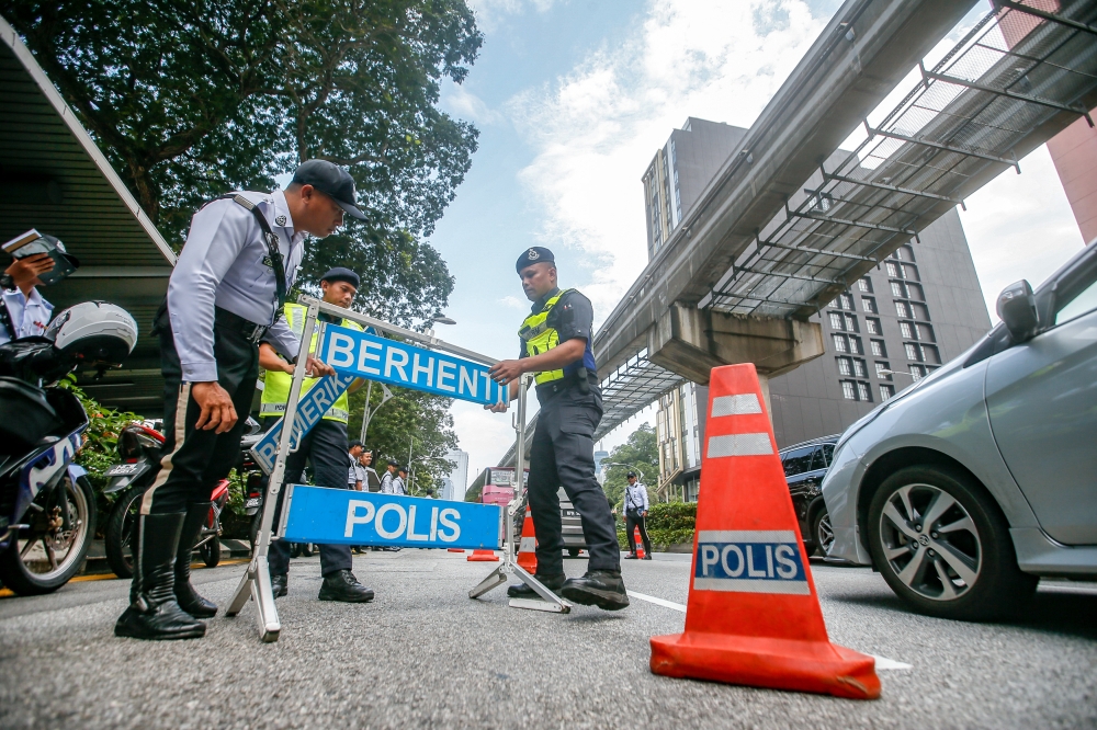 IPK Negeri Sembilan SEREMBAN, March 26 (Bernama) -- A total of 568 accident cases with three deaths were recorded in Negeri Sembilan through Ops Selamat 26 for the period from March 19 to 24, said Negeri Sembilan Police Chief Datuk Alzafny Ahmad. He said the figure showed an increase of 23 cases, or four per cent, compared to 545 accident cases involving five deaths recorded during Ops Selamat 24, which began from March 29 to April 3, 2025. “Cars are the main contributor to accident cases, while Rembau is the district that recorded the highest number of road accidents,” he told Bernama here today. He said the number of summonses issued to errant motorists also showed an increase to 6,401 summonses during this operation compared to 5,669 summonses during Ops Selamat 24, an increase of 732 or 13 per cent