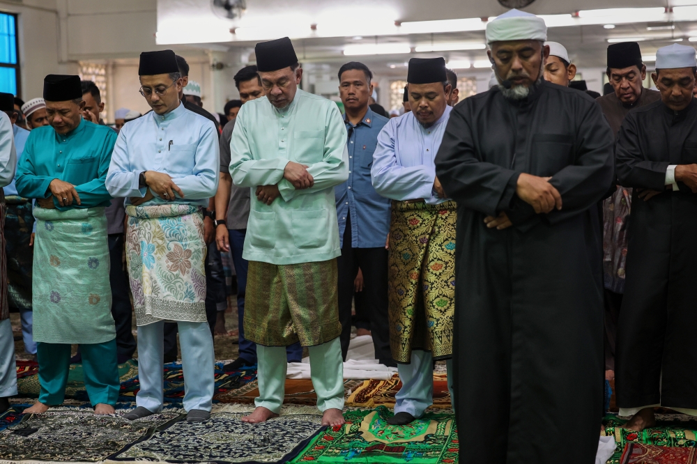 BUKIT MERTAJAM, March 20 (Bernama) -- Prime Minister Datuk Seri Anwar Ibrahim began his one-day working visit to Penang today by performing Friday prayers at Masjid Jamek As-Syakirin in Kampung Pelet here. He arrived at the mosque at 1.12 pm and was received by Permatang Pauh UMNO division chief Datuk Mohd Zaidi Mohd Said, mosque chairman Othman Syafie and congregants. Anwar, together with nearly 700 worshippers, including Penang Deputy Chief Minister I Datuk Dr Mohamad Abdul Hamid, then listened to a sermon titled "Ramadan, Ketika Senja Terakhir Berlabuh" delivered by Imam I Muhammad Nasir Hamid. After the prayers, the Prime Minister visited the Permatang Pasir community to observe Aidilfitri preparations ahead of the nationwide celebration tomorrow. Before concluding his visit to the Pearl of the Orient, Anwar is also scheduled to attend the “Santai Akhir Ramadan Bersama Pimpinan Komuniti Permatang Pauh” programme at the Permatang Pasir Community Hall.