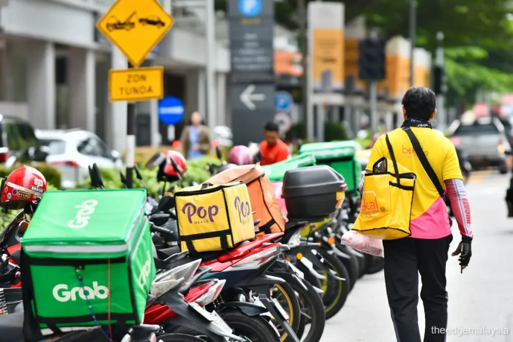 KUALA LUMPUR, March 26 — The decision to retain the Budi MADANI RON95 (BUDI95) fuel quota of up to 800 litres per month for e-hailing drivers and gig workers has been welcomed as a timely measure to help stabilise operating costs amid global uncertainties. Malaysian e-Hailing Coalition (GEM) Chief Activist Masrizal Mahidin said the move would not only ease financial pressures on drivers but could also boost demand for e-hailing services, particularly following the temporary adjustment to BUDI95 eligibility set to take effect next month. He noted that the revised quota for general eligibility — reduced from 300 litres to 200 litres per month starting April 1, 2026 — may encourage more urban commuters to opt for e-hailing services instead of using private vehicles, potentially increasing drivers’ income opportunities. Earlier, Prime Minister Datuk Seri Anwar Ibrahim announced the adjustment in response to the ongoing conflict in West Asia, while maintaining the subsidised fuel price under the BUDI95 initiative at RM1.99 per litre to cushion the impact on the public. Masrizal stressed that while maintaining the higher quota for e-hailing drivers offers immediate relief, long-term strategies are needed to address rising fuel costs driven by global oil price volatility. Among the proposals highlighted were incentives to accelerate the adoption of electric vehicles (EVs), along with improved infrastructure, social protection measures, insurance coverage, emergency funds and skills training to strengthen the resilience of gig workers. Meanwhile, Federation of Malaysian Consumers Associations (FOMCA) Chief Executive Officer Dr T. Saravanan said the decision reflects the government’s awareness of the challenges faced by those whose livelihoods depend heavily on fuel usage. He added that maintaining the 800-litre quota is crucial in ensuring market stability, while preventing misuse or excessive purchases that could disrupt fuel supply. Saravanan also called on consumers to remain patient and understand the necessity of the temporary quota adjustment, describing it as a prudent step towards safeguarding energy security, ensuring stable supply and promoting responsible fuel management.