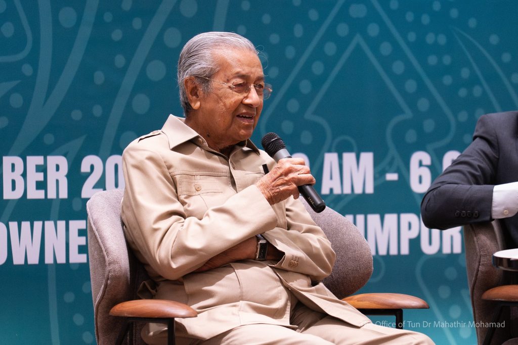 Former Prime Minister Dr. Mahathir Mohamad has emphasized that unity among Malays is essential for winning elections and forming the federal government, cautioning that fragmentation across multiple parties will weaken their chances. In a Facebook post, Dr. Mahathir highlighted the enduring relevance of the slogan “Bersatu Teguh, Bercerai Roboh” (United We Stand, Divided We Fall), while noting that some leaders still equate becoming prime minister with heading a political party. He stressed that such thinking ignores electoral realities, pointing out that no party can secure a general election victory if votes are split among too many factions. “If you do not win the general election, it is not possible to become prime minister, even if you have support from the party you lead,” he said, questioning the emphasis on party leadership as a route to the premiership. Dr. Mahathir added that consolidating support is critical for Malay leadership to prevail, warning that fielding too many candidates in the same constituency could result in collective defeat. He concluded that the priority should be on unity and strategic coordination, rather than individual ambitions, to ensure electoral success