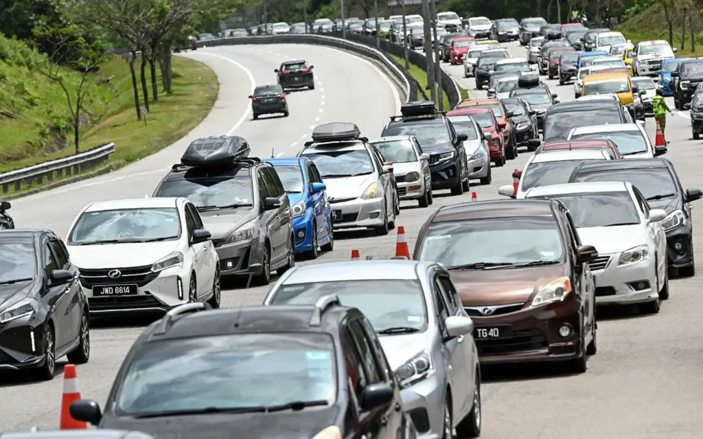 raffic conditions from the Valley Klang heading towards the East Coast began to be congested this morning as people began to return to their hometowns to celebrate Aidilfitri. A spokesman for the Malaysian Highway Authority (LLM) said the congestion occurred from Gombak to Genting Sempah and from Bukit Tinggi to Lentang. Traffic flow heading north and south was still smooth and congestion only occurred from Bandar Baharu to Jawi following a broken down lorry. “LLM expects traffic flow to start increasing from this afternoon following the 50 per cent toll discount from midnight last night until 11.59pm tomorrow,” he said when contacted by Bernama. The public is urged to comply with the set speed limit and always monitor the safe distance between their vehicles throughout the journey.