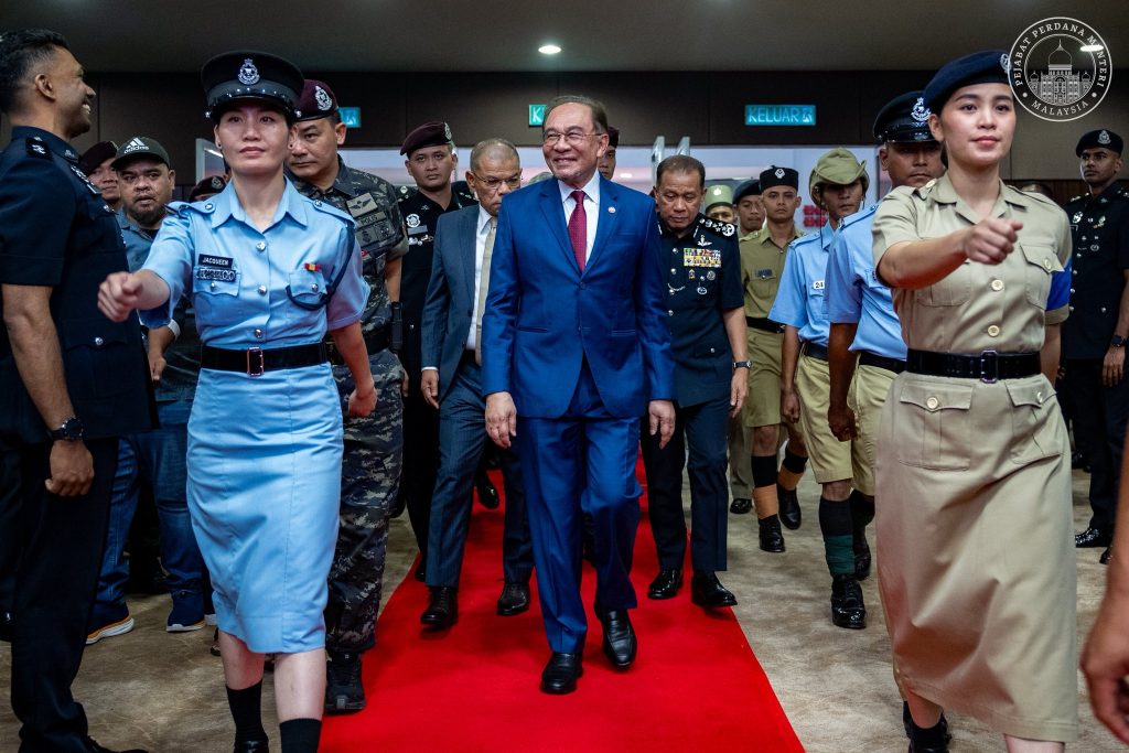 KUALA LUMPUR — The 219th Police Day celebration was marked nationwide today with a strong sense of pride and patriotism, honouring the dedication and sacrifices of the Royal Malaysia Police (PDRM) in safeguarding the country’s peace and sovereignty for more than 200 years. The annual event not only reflected on the force’s long-standing history but also paid tribute to the unwavering commitment of its personnel in serving both the nation and the community. In the capital, Prime Minister Datuk Seri Anwar Ibrahim attended the celebration at the Kuala Lumpur Police Training Centre (PULAPOL), where he officiated the launch of the MESRA PDRM Book, a crime awareness initiative aimed at children and teenagers. Also present were Deputy Prime Minister Datuk Seri Dr Ahmad Zahid Hamidi, Home Minister Datuk Seri Saifuddin Nasution Ismail, Communications Minister Datuk Fahmi Fadzil, Deputy Home Minister Datuk Seri Dr Shamsul Anuar Nasarah, Chief Secretary to the Government Tan Sri Shamsul Azri Abu Bakar, Inspector-General of Police Datuk Seri Mohd Khalid Ismail and Deputy IGP Tan Sri Ayob Khan Mydin Pitchay. In Selangor, approximately 200 attendees comprising police officers, personnel, retirees and members of the public gathered at the North Klang district police headquarters (IPD) celebration held at the hall of Sekolah Jenis Kebangsaan Cina (SJKC) Soo Jin in Kapar. North Klang police chief ACP S. Vijaya Rao presented certificates of appreciation to 50 recipients, including 20 members of the public, in recognition of their cooperation, information sharing and active involvement in police initiatives throughout the past year. In Negeri Sembilan, the celebration was officiated by state deputy police chief SAC Mohd Nasharudin Mohd Shariff, who delivered the Inspector-General of Police’s message before an audience of 275 officers and personnel. Certificates of appreciation were also awarded to 17 individuals, including NGO representatives, members of the public and media personnel, for their contributions and support towards PDRM. Meanwhile, in Pahang, state police chief Datuk Seri Yahaya Othman attended the event at the PDRM Logistics Complex in Kuantan, where 22 individuals comprising officers, personnel and members of the public received letters of appreciation for their service and dedication. In Terengganu, 43 recipients, including police personnel, officers and members of the Terengganu Police Family Association (PERKEP), were recognised for their excellent service at the state-level celebration held at the police contingent headquarters (IPK). The event, which featured poetry recitals, a war dance performance and a special montage, took place at Universiti Sultan Zainal Abidin and was officiated by Terengganu deputy police chief SAC Suffian Sulaiman, with around 500 attendees. In Perlis, state deputy police chief SAC Zaihairul Idrus officiated the celebration at the Perlis IPK hall in Kangar, where 48 recipients, including PDRM strategic partners such as SUKSIS, auxiliary police, retirees and media practitioners, were honoured with letters of appreciation. In Penang, state deputy police chief Datuk Mohd Alwi Zainal Abidin, representing state police chief Datuk Azizee Ismail, delivered the Inspector-General of Police’s message to about 400 officers and civil servants at the Marine Police Force Region 1 headquarters community hall in Batu Uban, George Town. He also presented letters of appreciation to 14 strategic partners, including Penang Malaysian Anti-Corruption Commission (MACC) director Datuk S. Karunanithy, as well as 17 PERKEP members, acknowledging their continued cooperation with the police. In Sarawak, the state-level celebration was officiated by Deputy Police Commissioner DCP Saifullizan Ishak at the Sarawak IPK. The ceremony saw police personnel and members of the public receiving letters of appreciation for their contributions and dedication to the Sang Saka Biru force and society, followed by a cake-cutting ceremony symbolising the occasion
