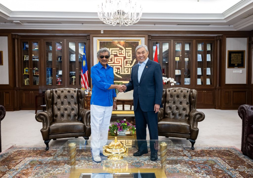 PUTRAJAYA, March 31 — The Raja Muda of Perak, Raja Jaafar Ibni Almarhum Raja Muda Musa, graced Putrajaya with a royal visit today, underscoring the continued role of the monarchy in supporting national and state development. During the visit, discussions were held on a range of key issues concerning development and the well-being of the people, particularly those involving the state of Perak. The engagement provided an opportunity for an exchange of views on initiatives aimed at enhancing public welfare. Among the matters highlighted were economic growth and education, reflecting the Raja Muda’s strong commitment and concern toward strengthening the state’s progress while unlocking the full potential of its people. The visit also symbolised the important role of the royal institution in complementing development efforts and promoting the welfare of citizens. In expressing appreciation for the royal presence, prayers were extended for the Raja Muda’s continued good health and success in carrying out his responsibilities in safeguarding the interests of the people and the state.