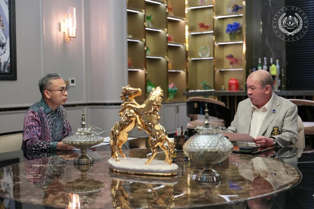 Sultan Ibrahim has been briefed on the implementation of the Online Safety Act 2025 (ONSA 2025) in a session held at Istana Bukit Tunku today. The briefing was presented by Ahmad Fahmi Fadzil, who outlined the objectives and key measures under the Act aimed at enhancing online safety across the country. ONSA 2025 seeks to create a safer digital environment, particularly for families and children, by placing clearer responsibilities on online platforms. Among its key initiatives is the introduction of an age verification mechanism to prevent children under the age of 16 from opening social media accounts. The Act also aims to address the growing issue of fake online accounts, including those targeting the Malay Rulers and members of the royal families. According to Fahmi, the implementation of ONSA 2025 reflects the government’s commitment to strengthening digital security and protecting vulnerable groups in the online space.