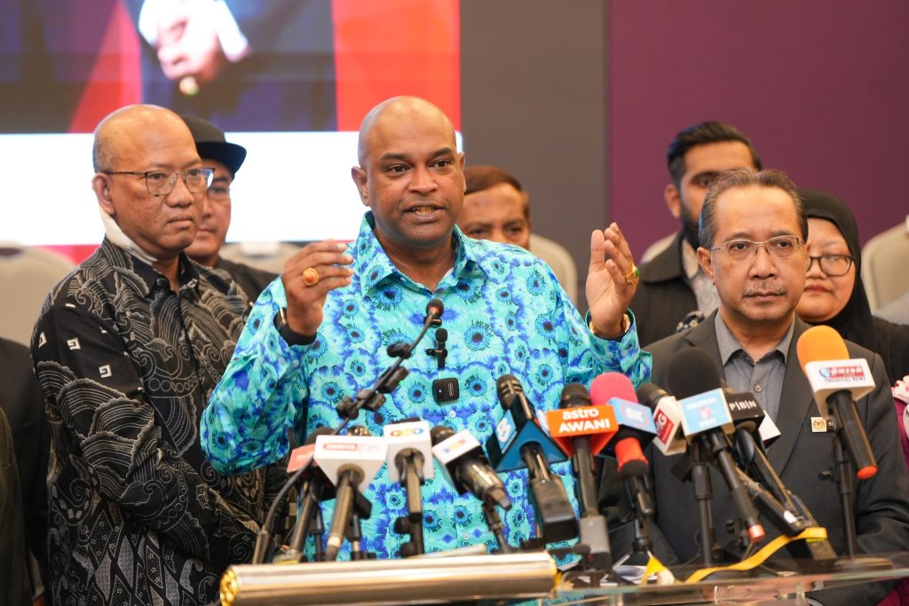 KUALA LUMPUR, March 31 — Malaysia has entered a new era in labour protection with the enforcement of the Gig Workers Act 2025 [Act 872], marking a major milestone in safeguarding the rights and welfare of workers in the rapidly expanding digital economy. The landmark legislation, which officially comes into force today, reflects the strong commitment of the MADANI Government under Prime Minister Anwar Ibrahim to ensure that economic progress goes hand in hand with social justice. Described as a bold and comprehensive move, the Act provides long-awaited legal recognition and protection for gig workers, a sector that has grown significantly in recent years due to technological advancements and shifting employment trends. With an estimated 1.64 million gig workers in Malaysia set to benefit, the law introduces key safeguards including basic workers’ rights, improved transparency in contractual agreements, clearer dispute resolution mechanisms, and stronger social security protections. Officials подчеркнули that Malaysia’s approach places it ahead of regional peers such as Singapore, Indonesia, and Philippines, where gig worker protections are still being introduced gradually or remain limited to specific sectors. In contrast, Malaysia’s dedicated legal framework positions the country among Asia’s leaders in addressing the challenges of the gig economy. The Ministry of Human Resources, Ministry of Human Resources Malaysia, played a central role in developing the Act, working closely with a wide range of stakeholders including gig worker associations, trade unions, academics, and media representatives. “This is not just about economic growth, but about fairness and inclusion,” the government said, emphasizing that the goal is to build a digital economy that is not only innovative and fast-growing, but also equitable and sustainable. The introduction of Act 872 is seen as a defining step in positioning Malaysia not merely as a participant in the regional gig economy, but as a model nation demonstrating that technological advancement and social protection can progress together. The government expressed appreciation to all parties involved in shaping the legislation, noting that the achievement reflects a collective national effort to secure a more just and resilient future of work.