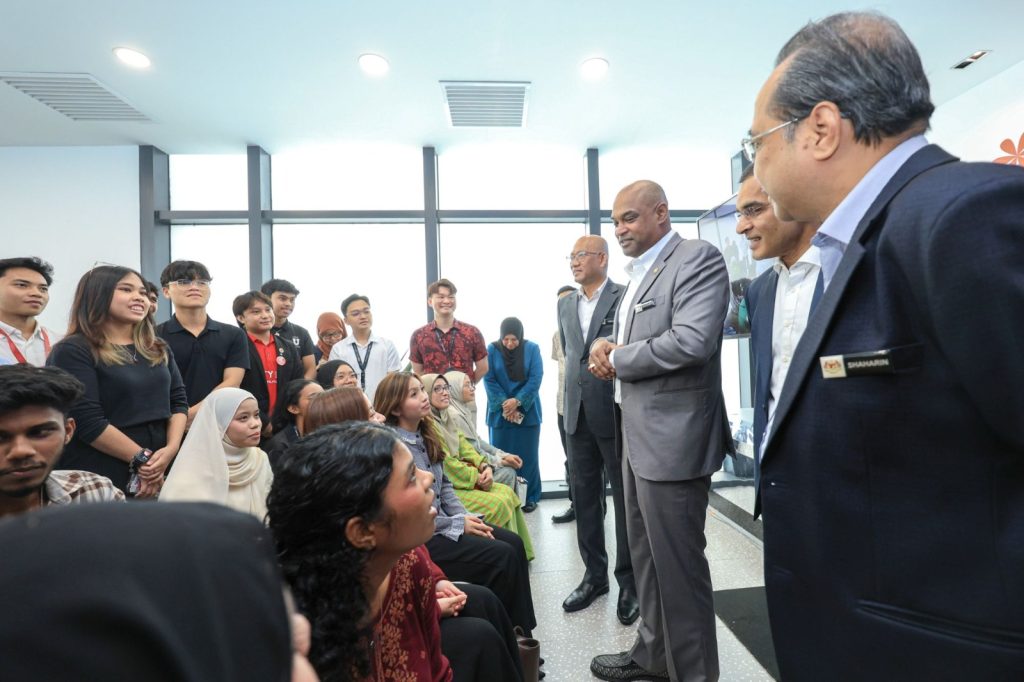 KUALA LUMPUR — It has been 100 days since the appointment of Minister of Human Resources, who has focused on implementing policies with direct benefits for the people. Key priorities include strengthening social protections, skills development, and safeguarding employee welfare. The ministry is finalizing the Traveler Scheme, which will protect over 400,000 Malaysians commuting to Singapore, while also exploring expanded social protection for maternity mothers to bolster the nation’s social safety net. Among the major initiatives launched is Scheme Lindung 24/7 under PERKESO, which will cover nearly 10 million formal workers, ensuring protection regardless of working hours. Other programs include free occupational safety and health training for 10,000 tourism workers as part of the Year of Visiting Malaysia 2026, the Upskilling and Reskilling program for 90,000 citizens, and 5,000 job placements for Malaysian Armed Forces veterans through partnerships between PERKESO, JHEV, and PERHEBAT. The minister also highlighted government support for the gig economy, including RM100 million allocated for gig worker skills training. The VETRI MADANI 2026 Programme has been introduced to provide technical, AI, and engineering skills to the B40 community, enhancing job opportunities and living standards. The minister emphasized that these achievements are the result of collective effort and reaffirmed a commitment to inclusive, long-term initiatives that empower the nation’s workforce. “This is not just a promise, this is a promise I’m fulfilling,” the minister said, underscoring the government’s dedication to building a strong, competitive, and inclusive workforce.