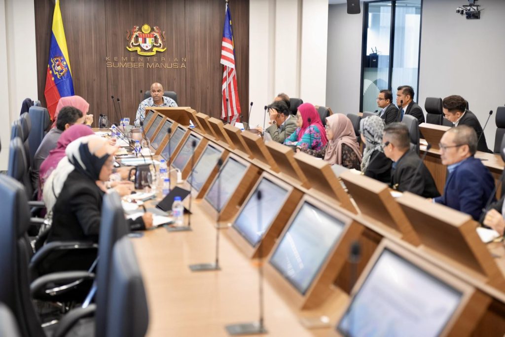 KUALA LUMPUR, March 30 — The long-awaited Gig Workers Act is now nearing enforcement, marking a significant step forward for Malaysia’s gig economy ecosystem. Today, ministry leadership convened to review detailed preparations and refine key aspects of the Act’s implementation to ensure a smooth, structured, and effective rollout. The initiative reflects the commitment of the MADANI Government to safeguard the welfare, social protection, and rights of gig workers, in line with the evolving nature of today’s workforce. Authorities emphasised that the Gig Workers Act is not merely a policy on paper, but a practical measure aimed at delivering meaningful improvements to the lives of gig workers nationwide. --Minutes MY / Igneseous Noris --Photo: FB Ramanan