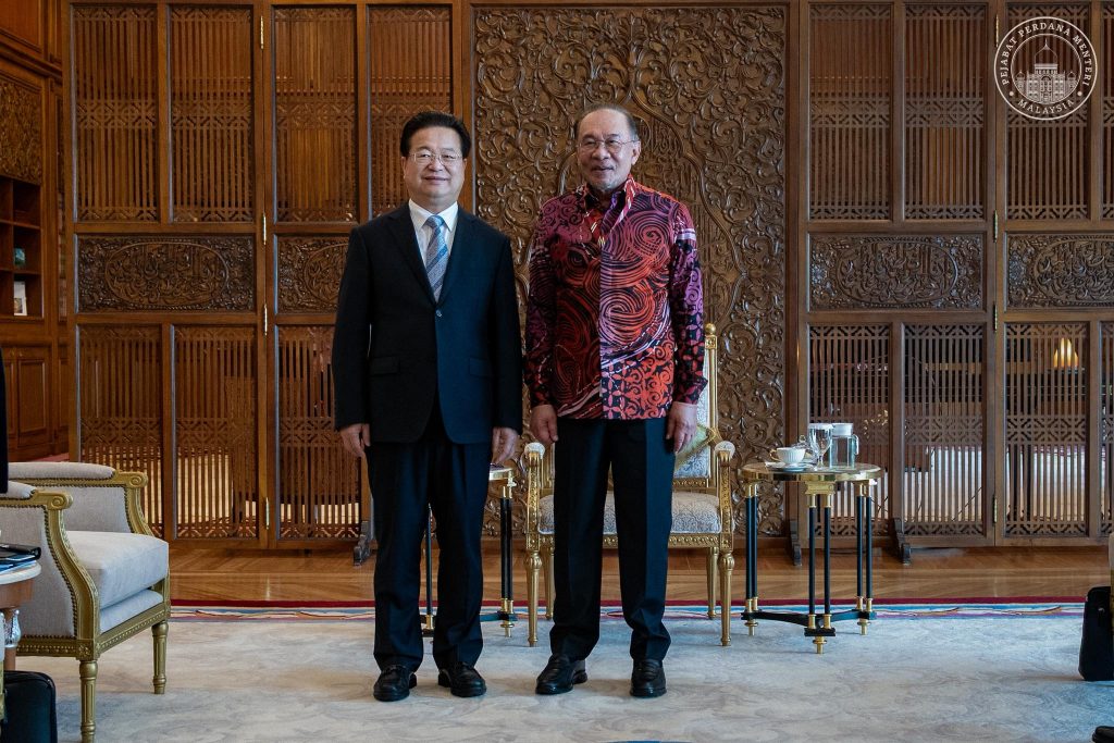 KUALA LUMPUR — Malaysia has reaffirmed its commitment to strengthening bilateral ties with China following a courtesy call by China’s Minister of Internal Security, Chen Yixin, who is on his first visit to the country this year. The visit by the senior Chinese leader was described as a significant gesture reflecting the close and friendly relations between both nations, with the MADANI Government expressing appreciation for the continued engagement at the highest levels. Discussions during the meeting focused on enhancing bilateral cooperation, particularly in the area of security, as well as addressing current global geopolitical developments that require closer collaboration between Malaysia and China to ensure regional stability. Both sides also underscored the importance of strengthening diplomatic relations and security partnerships in facing future challenges, with the aim of preserving the social and economic prosperity enjoyed by the people of both countries. The meeting concluded with a shared commitment to further deepen cooperation across various sectors, reinforcing the longstanding ties between Malaysia and China.