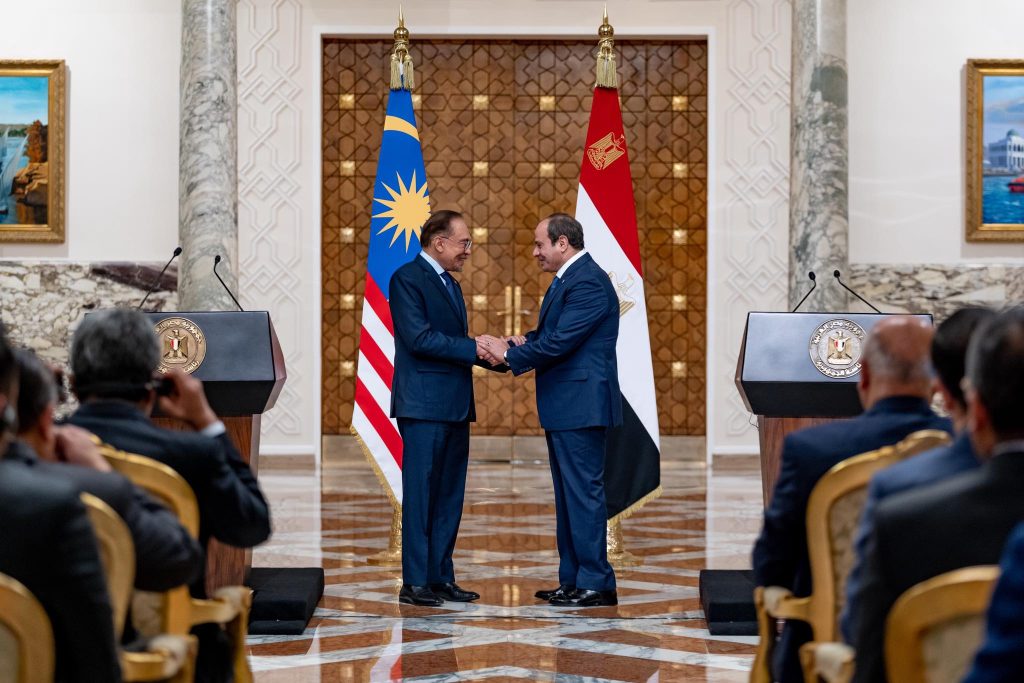 KUALA LUMPUR, March 30 — Prime Minister Anwar Ibrahim has announced that Malaysia has obtained cooperation from Abdel Fattah El-Sisi to facilitate the delivery of 374 tons of Malaysian humanitarian aid to Gaza through the Rafah Border Crossing beginning this April. Following recent discussions, President El-Sisi reportedly gave a clear assurance and commitment to ease access for the aid, enabling its swift distribution to more than 100,000 residents in Gaza who are in urgent need of assistance. The Prime Minister stressed that Malaysia remains resolute in its humanitarian mission and will not be deterred by any obstacles, including actions linked to the Israeli regime, which he said have hindered such efforts. He added that at a time when the global community faces growing criticism over inaction and double standards, Malaysia will continue to uphold a principled stance in الدفاع of the oppressed, particularly the Palestinian people. Anwar also called on Malaysians to pray for the smooth delivery of the aid and the safety of those involved, expressing hope that the humanitarian assistance will reach its intended recipients without delay.