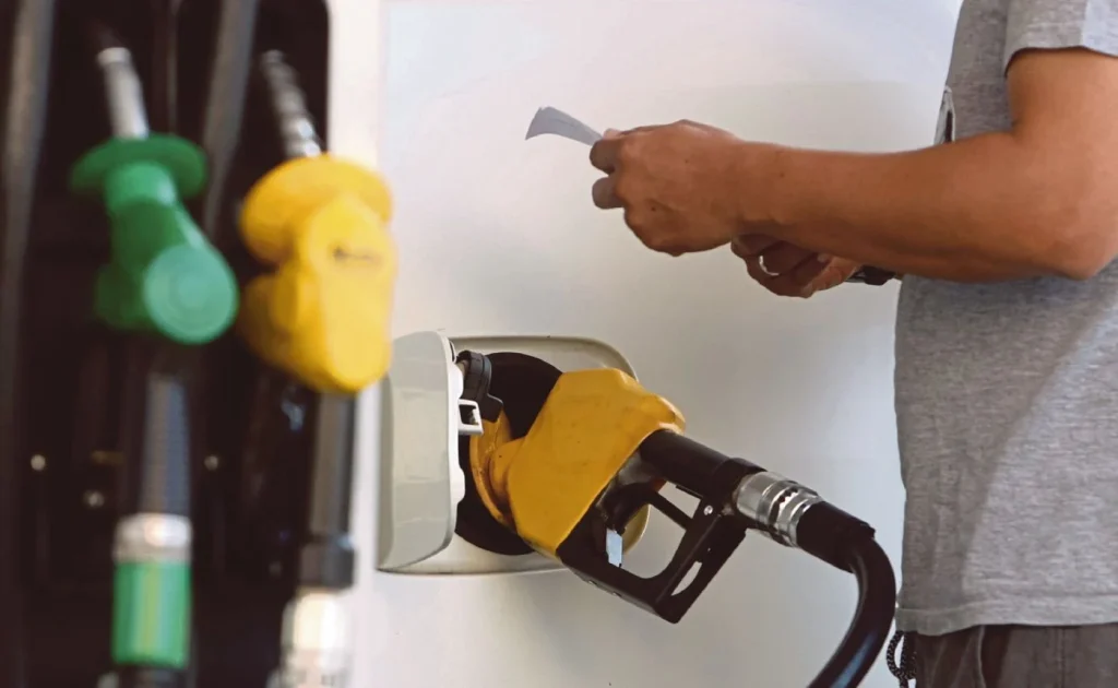 In response to rising global uncertainties linked to the ongoing Middle East conflict, Prime Minister Anwar Ibrahim has announced a temporary reduction in the monthly subsidised RON95 petrol quota under the BUDI95 programme. Starting next month, eligible Malaysians will be allowed to purchase up to 200 litres of RON95 fuel per month at the subsidised rate of RM1.99 per litre, down from the previous 300-litre limit. The adjustment is part of the government’s broader effort to manage the financial strain caused by external economic pressures while maintaining support for citizens. Launched in late September, the BUDI95 programme aims to ensure that fuel subsidies are directed specifically to Malaysian citizens, minimising misuse by foreign users and commercial sectors. Under the scheme, individuals aged 16 and above with a valid driving licence qualify for the subsidised fuel. Meanwhile, the government will maintain a higher targeted RON95 petrol subsidy cap of 800 litres per month for e-hailing drivers and gig economy