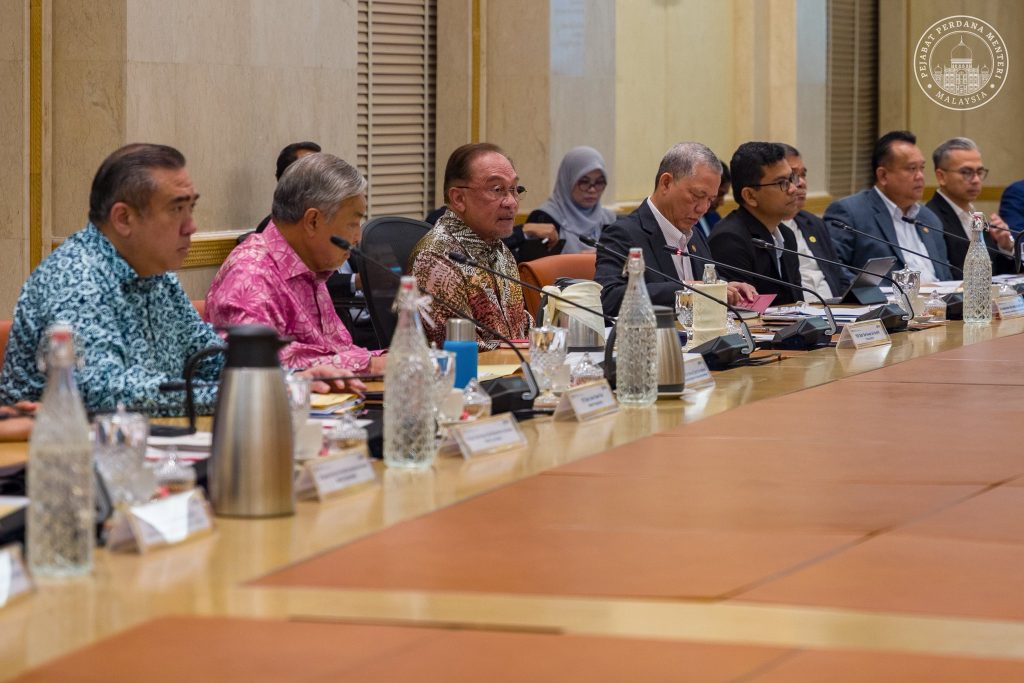 KUALA LUMPUR, March 31 — The National Economic Action Council (MTEN) convened today to conduct an in-depth review of the escalating global energy crisis and its potential impact on Malaysia’s economy and the welfare of its people. The council highlighted that the global landscape is entering a more volatile and uncertain phase, driven by ongoing geopolitical tensions, particularly in West Asia, which continue to pressure global energy supply and prices. Malaysia, it noted, is not immune to these developments. In response, the government stressed the need for heightened preparedness, discipline, and unity among all stakeholders. Officials cautioned against complacency, urging Malaysians to remain vigilant and resilient in facing the challenges ahead. Prime Minister Anwar Ibrahim reiterated that despite external uncertainties, Malaysia’s economic fundamentals remain strong. He emphasized that the MADANI Government will continue to take proactive measures based on current data and real-world developments, including engaging closely with industry players and small and medium enterprises (SMEs) to ensure well-balanced and effective policy decisions. At the same time, the public has been encouraged to play a crucial role in strengthening the domestic economy. Supporting local products and businesses was highlighted as a key strategy to build internal resilience against global shocks. The government also assured that maintaining a stable energy supply remains a top priority. Continuous efforts will be made to ensure that economic activities proceed smoothly while safeguarding the well-being of the rakyat. With a focus on responsibility and public interest, the administration expressed confidence that Malaysia can navigate the global energy crisis through collective effort, sound policies, and strong national unity.