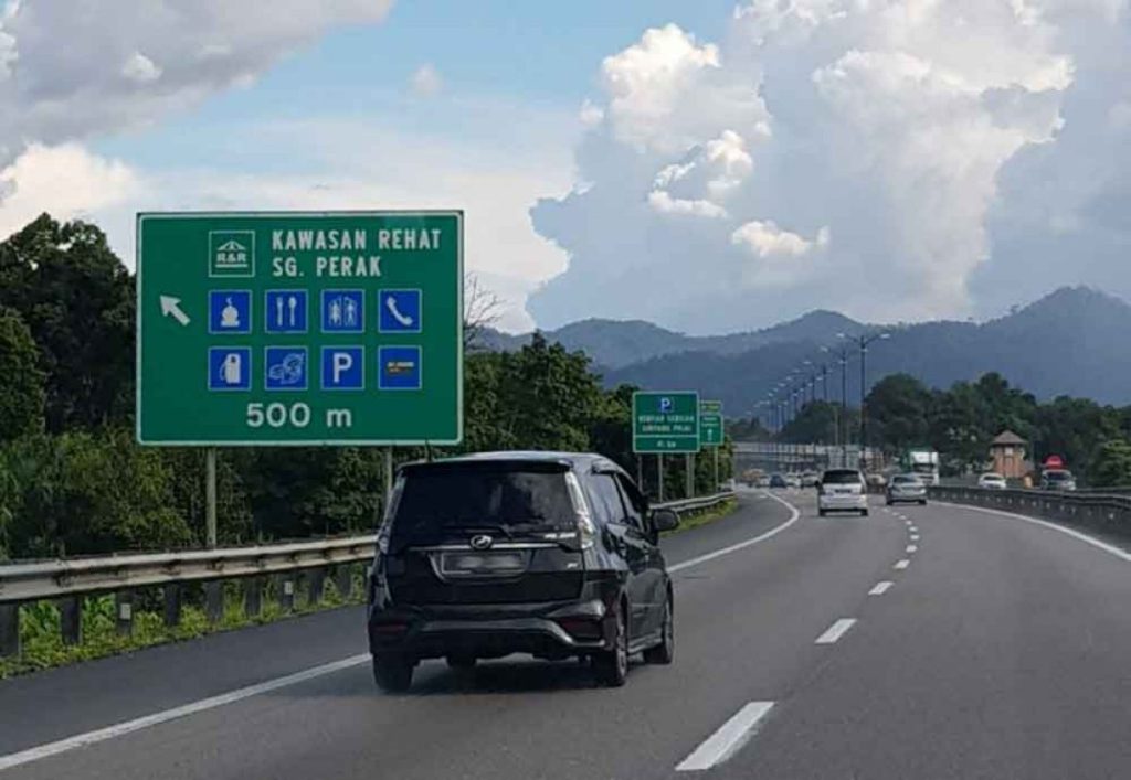 KUALA LUMPUR: Traffic flow on the main highway heading to the Klang Valley was moving smoothly and under control this morning. A spokesman for the Malaysian Highway Authority (LLM) said they expect an increase in traffic starting this afternoon until late at night heading towards the Klang Valley as people begin to return home after the Aidilfitri holiday.