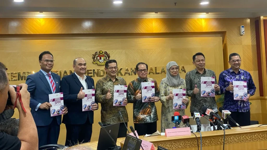 PUTRAJAYA: A total of 366,435 candidates (94.29 percent) are eligible to be awarded the Malaysian Certificate of Education (SPM) certificate in 2025. Director-General of Education, Datuk Mohd Azam Ahmad announced the examination results with encouraging results, as the number of qualified candidates increased compared to the previous year. He said the number showed an increase of 10,502 candidates (0.28 per cent) compared to 355,933 candidates (94.01 per cent) in SPM 2024. For candidates from the Ministry of Education Malaysia (MOE) schools, a total of 329,272 candidates (94.51 percent) are eligible to be awarded the SPM certificate in 2025, compared to 319,016 candidates (94.20 percent) in 2024, an increase of 10,256 candidates (0.31 percent). "Analysis of the 2025 SPM examination results shows encouraging achievements by candidates. This achievement reflects the effectiveness of the continuous efforts of the Malaysian Ministry of Education to ensure that the national education system remains of high quality, inclusive and provides fair opportunities to all candidates nationwide," he said. He said this at a press conference announcing the 2025 SPM results, here, on Tuesday. He also stressed that in line with the country's development aspirations, the Ministry of Education will continue to strengthen the implementation of various education reform initiatives to support the progressive and sustainable development agenda of Malaysia Madani. "This effort is important to produce a holistic, knowledgeable, competitive and morally upright generation," he said.