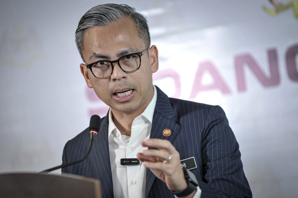 KUALA LUMPUR — PKR has expressed its readiness to fully cooperate with authorities regarding allegations involving one of its Members of Parliament in a RM10 million misconduct case. Party Information Chief Datuk Fahmi Fadzil said the party leadership had been briefed on the media reports concerning the allegations and would leave the matter entirely to the authorities for further investigation. “We have not held any meeting regarding this matter, but the leadership has been informed of the reports. If there is any wrongdoing, we leave it to the authorities to conduct the investigation. We have nothing to hide and the party will cooperate fully with law enforcement,” he told reporters after attending the 219th Police Day celebration at the Kuala Lumpur Police Training Centre (PULAPOL) today. Fahmi, who is also the Communications Minister, added that Prime Minister Datuk Seri Anwar Ibrahim has previously made it clear that the government will not shield anyone involved in misconduct. “This principle applies to all groups, including party members or MPs from the government bloc,” he said. Regarding the party’s next steps, Fahmi stressed that any investigation must begin with an official report from the complainant to enforcement agencies such as the Royal Malaysia Police (PDRM) or the Malaysian Anti-Corruption Commission (SPRM). “It is up to the complainant to lodge a police report or report to any other enforcement body. This is the process that must be followed before any further action is taken,” he explained. The allegation stems from media reports that businessman Victor Chin Boon Long, linked to the ‘corporate mafia’ scandal, claimed that a PKR MP had asked him to provide RM10 million in cash to resolve the matter. On 16 March, police confirmed raids on several properties belonging to the businessman in Kemensah and Sungai Long, Kajang. However, both he and his wife were reportedly not present during the operations.