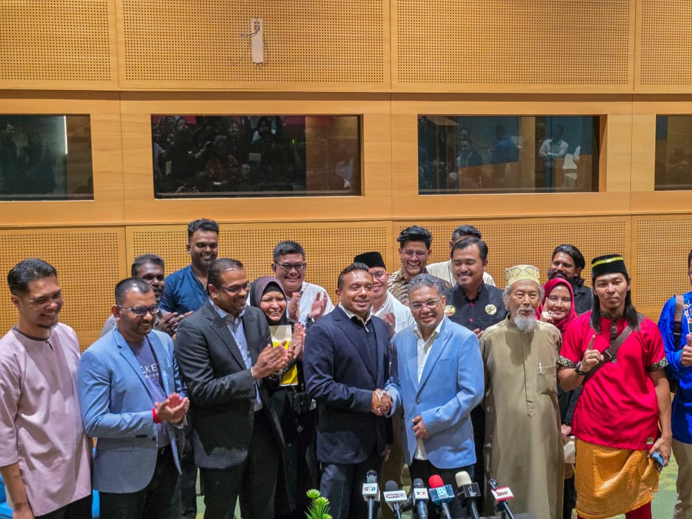 More than 30 NGOs from Malaysia’s Malay and Indian communities held talks under the Harmoni MADANI initiative in Putrajaya International Convention Centre to ease tensions and encourage direct dialogue. Both sides agreed to pursue negotiations, de-escalate sensitive issues, and consider proposals such as a coordinating body and a nationwide audit of places of worship, in a broader effort to restore harmony.