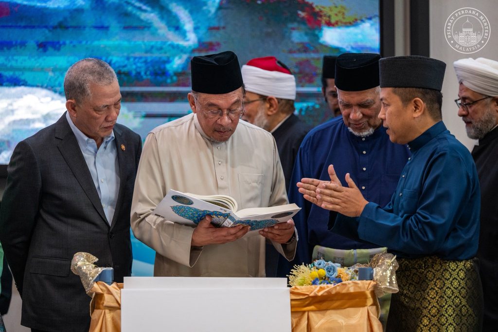 YAB Perdana Menteri, Dato' Seri Anwar Ibrahim semasa Majlis Peluncuran Mushaf Malaysia MADANI di Kompleks Nasyrul Quran, Putrajaya. 16 Mac 2026. AMIR IRSYAD/Pejabat Perdana Menteri.