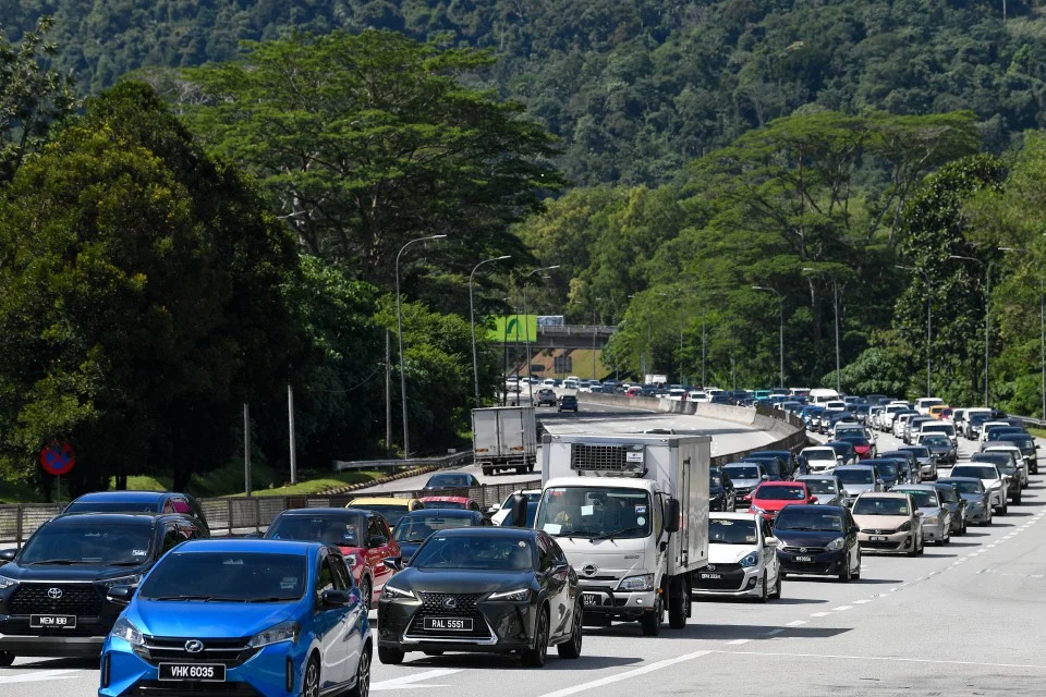 GUA MUSANG, March 18 (Bernama) -- Police carried out three traffic dispersal operations at several key locations, following an increase in vehicles due to those returning to their hometowns for Hari Raya Aidilfitri, entering the state via Jalan Kuala Lipis, Pahang-Gua Musang today. Gua Musang district police chief Supt Sik Choon Foo said the locations involved were the Merapoh border in Pahang, namely Kampung Mentara; the Gua Musang-Kuala Krai route near Masjid Buluh; and Jalan Persiaran Raya. “This afternoon, we carried out two traffic dispersals, while another will be conducted tonight to prevent congestion from worsening. “In addition to dispersal efforts, our personnel are also conducting patrols and monitoring traffic flow at the district’s entry and exit points,” he said when contacted by Bernama today. Sik said the traffic dispersal process takes considerable time as movements at each location must be coordinated safely. However, he said traffic flow was slightly smoother along the Gua Musang-Kuala Krai route near Kem Semur. Meanwhile, checks by Bernama at several main federal roads in the Kuala Krai district found that traffic flow remained smooth and under control as of 10.30 pm.