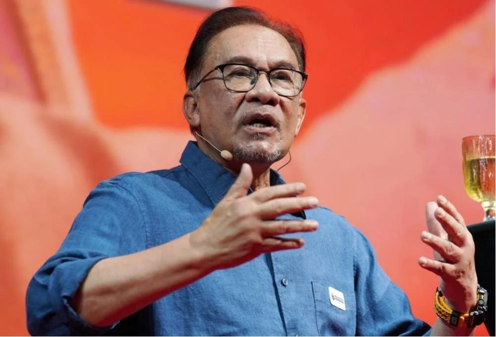 KUALA LUMPUR — The government is considering introducing more flexible work arrangements for civil servants, including the gradual implementation of working from home (WFH), as part of efforts to strengthen public service delivery and adapt to current needs. Prime Minister Anwar Ibrahim said the proposal aims to ensure continuity in public service operations while allowing greater flexibility in work practices. He added that the private sector will also be encouraged to adopt similar arrangements, following the example of several companies and banking institutions that have already implemented such practices. “Other measures are being considered, including more flexible work regulations. Civil servants will be allowed to work from home in stages and selectively. God willing, apart from the public sector, we will also encourage the private sector to adopt similar practices,” he said. The Prime Minister made the remarks while delivering a special address outlining the country’s strategic measures to enhance preparedness in facing the global energy crisis following the ongoing conflict in West Asia. Anwar emphasised that the government remains committed to fiscal discipline, including efforts to reduce wastage and prevent financial leakages, while maintaining economic stability despite global uncertainty. He noted that although the world is facing economic headwinds, Malaysia continues to attract strong foreign investment and remains a key investment destination amid global turmoil. The Prime Minister also urged both public and private sector workers to continue strengthening the national economy, stressing that challenges should be viewed as opportunities to improve national resilience and capabilities.