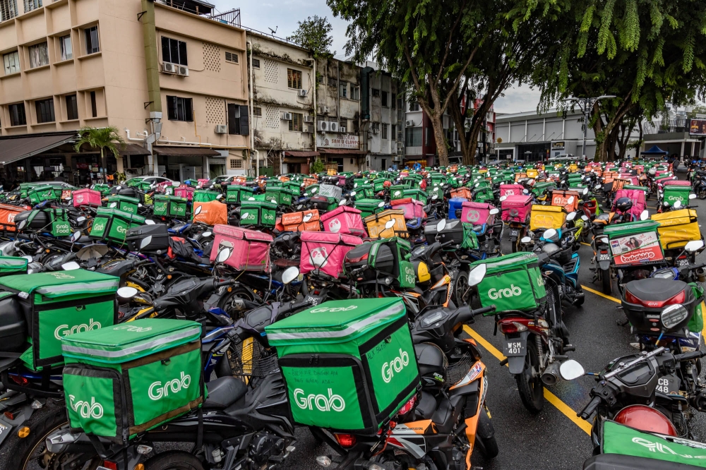 PUTRAJAYA, 31 March — Malaysia today takes a major step in shaping its digital economy as the Gig Workers Act 2025 (Act 872) comes into effect, strengthening governance and welfare protections for workers in the gig sector. The Minister of Human Resources said the new legislation reflects the government’s commitment to building a future workforce ecosystem that is fairer, more inclusive, and resilient, in line with the rapid growth of the digital economy, said in a statement. The Act is expected to benefit over 1.64 million gig workers by providing a comprehensive legal framework. Key areas of focus include transparency in service agreements, payment certainty, protection against discrimination, and access to structured dispute resolution mechanisms. Social security coverage through PERKESO as well as occupational safety and health protections are also strengthened, without compromising the flexibility that underpins the gig employment model. Malaysia now holds a strategic position as one of the first countries in the region to introduce dedicated legislation for the gig sector, potentially serving as a model for regional and global policy development. Under the Act, the definition of gig workers is inclusive, covering individuals providing services both via digital platforms and independently, spanning creative, professional, and freelance sectors. To reinforce governance, the Gig Consultation Council (MPGiG) has been established as a tripartite advisory body representing the government, gig workers, and contracting entities. The council will advise the government on minimum income levels and industry standards based on data and current market needs. A total of 26 members have been appointed to MPGiG, effective 1 April 2026, with the first meeting scheduled for 3 April 2026. Discussions will focus on gig workers’ income levels as a key early implementation agenda. Meanwhile, the Malaysian Gig Economy Commission (SEGiM) will act as a central coordinating body to ensure policies, industry monitoring, and ecosystem development are implemented in a structured and effective manner. The Act also introduces a more systematic complaints management system through the eAduan platform under the Ministry of Human Resources, allowing gig workers to file complaints related to payments, account suspension, or breaches of agreements, with a resolution target of within 21 working days, depending on the case complexity. Enforcement will be carried out collaboratively by agencies including the Department of Labour, Department of Occupational Safety and Health, and PERKESO, with strict action against parties failing to comply with legal provisions. This initiative demonstrates the government’s balanced approach to fostering digital economy growth while prioritizing workers’ welfare. More information on the Gig Workers Act 2025 is available on the Ministry of Human Resources official website at https://www.mohr.gov.my/aktapekerjagig2025/.