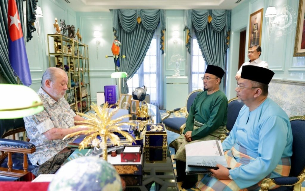 JOHOR BAHRU, April 17 — His Majesty Sultan Ibrahim, the King of Malaysia, today received a briefing on the developments and management of Islamic affairs in Johor from Johor Mufti Datuk Yahya Ahmad. The briefing was presented during an audience with His Majesty, who is also the Sultan of Johor, at Istana Pasir Pelangi here. According to a post on the Facebook page of Sultan Ibrahim Sultan Iskandar, Johor Deputy Mufti Datuk Ahmad Faisal Mohamed was also present at the session.