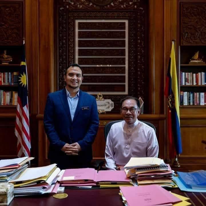 KUANTAN, April 11 -- Pahang Parti Keadilan Rakyat (PKR) State Leadership Council chairman Datuk Ahmad Farhan Fauzi says he has been entrusted by PKR president Datuk Seri Anwar Ibrahim to reclaim the Indera Mahkota parliamentary seat in the 16th General Election (GE16). Ahmad Farhan, who is also the political secretary to the Prime Minister, said the entrustment was a major responsibility that must be shouldered together. “Without the cooperation of all branch members, it would be difficult for us to move forward,” he said when speaking at the Indera Mahkota PKR Division Annual General Meeting here. Meanwhile, Ahmad Farhan, who is also the Indera Mahkota Division chief, said PKR membership in the area had now reached 6,666, with an increase of 1,962 members, and was targeting 10,000 members before the PKR National Congress begins. He said the party remained committed to recapturing the parliamentary seat, based on PKR’s record of victories in the constituency in 2008, 2013 and 2018, which would help the party remain in power in GE16. In GE15, Datuk Seri Saifuddin Abdullah defended the Indera Mahkota parliamentary seat under the Bersatu banner with a majority of 8,399 votes, defeating three challengers from Pakatan Harapan, Barisan Nasional and Pejuang. Saifuddin had previously won the Indera Mahkota parliamentary seat representing PKR in 2018. Meanwhile, Ahmad Farhan warned parties attempting to tarnish the image of the party, including those from within its own ranks, as such actions could weaken the party. “Attacking the PKR president is like attacking all of us, and we will oppose any efforts that could divide the party,” he said.