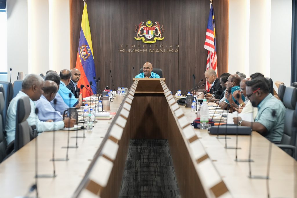 KUALA LUMPUR, April 1 — The Government has taken a step towards strengthening labour protections by engaging directly with the National Union of Plantation Workers (NUPW), representing workers in Malaysia’s palm oil and rubber plantation sectors. The meeting was held shortly after a press conference announcing the enforcement of the Gig Workers Act, reflecting the Government’s broader commitment to improving labour policies across all sectors. During the session, constructive discussions were held on identifying more effective approaches to empower trade unions as key stakeholders within the nation’s workforce landscape. The dialogue focused on enhancing the role of unions in safeguarding workers’ rights and ensuring their voices are better represented in policy-making. Officials emphasized that the views and proposals presented by the union will be carefully considered in shaping more inclusive and responsive policies. These efforts aim to ensure that all workers—regardless of sector—receive adequate protection, as well as fair and sustainable opportunities in the evolving economy. The engagement highlights the Government’s ongoing efforts to build a more balanced and equitable labour ecosystem, particularly as Malaysia adapts to new workforce challenges and reforms. -- Minutes MY / Igneseous Noris -- Photo: FB Ramanan Ramakrishnan Official Media