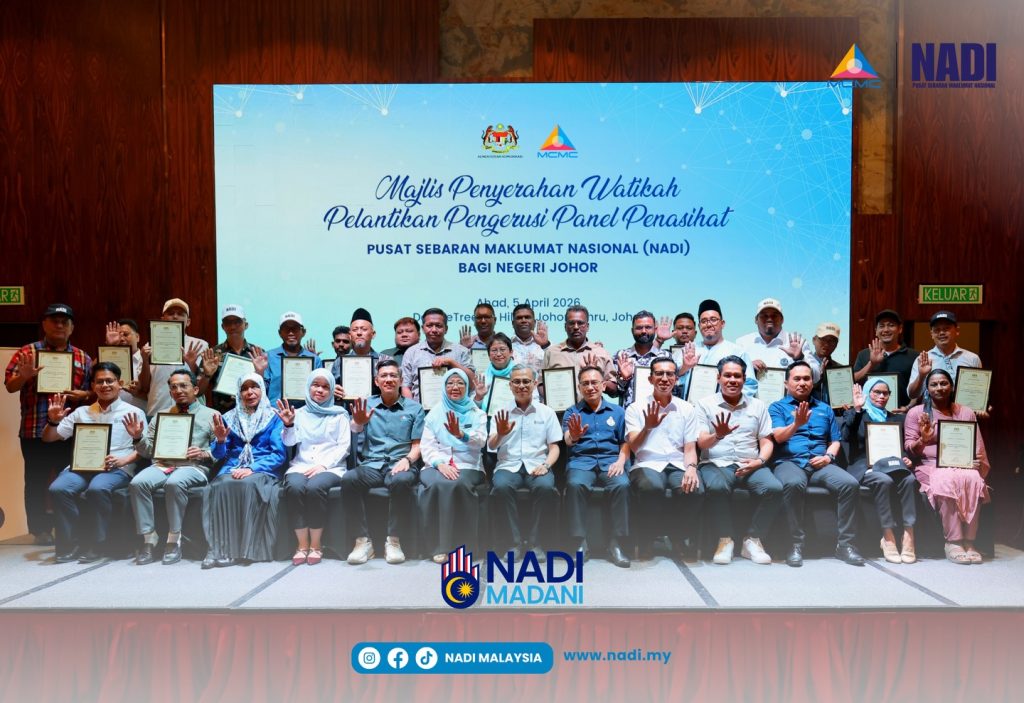 KUALA LUMPUR, 6 April 2026 – Malaysia’s Communications Minister Fahmi Fadzil officiated the presentation of appointment letters for the NADI Advisory Panel (PPN) for the state of Johor yesterday, marking a key step in strengthening grassroots community initiatives. The ceremony was held in Johor Bahru and attended by Zaliha Mustafa, Member of Parliament for Sekijang, who accompanied the minister during the event. YB Datuk Fahmi said the establishment of the NADI Advisory Panel serves as a support body at the parliamentary cluster level, aimed at enhancing programme implementation and reinforcing the role of the National Information Dissemination Centres (NADI) as hubs for community empowerment. For Johor, a total of 26 chairpersons have been appointed to lead the advisory panels across the respective parliamentary constituencies. Nationwide, there are currently 1,099 NADI centres in operation, with 101 located in Johor alone. He noted that the appointments are expected to broaden the involvement of local leaders and communities, improve coordination of programmes, and ensure that NADI initiatives are more impactful and aligned with the needs of local communities. YB Datuk Fahmi also added that the government remains committed to strengthening communication channels and empowering communities through inclusive and well-coordinated initiatives. --Minutes MY / Igneseous Noris --Photo: FB Fahmi Fadzil