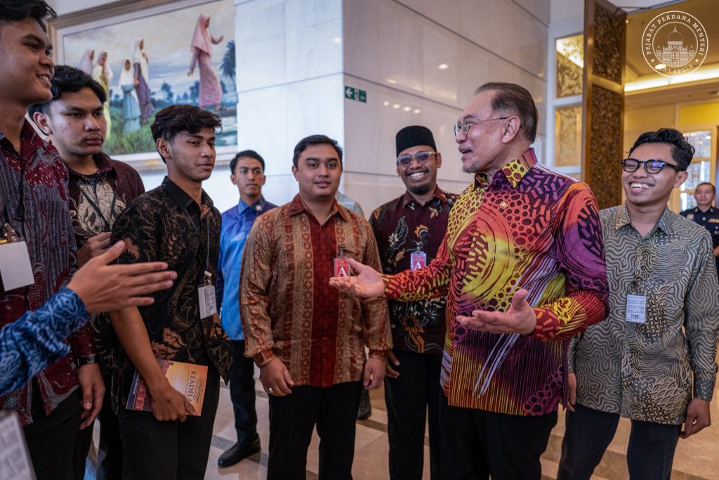 KUALA LUMPUR, 3 APRIL -- Prime Minister Anwar Ibrahim yesterday celebrated 40 students who recently received their Malaysia Learning Certificate (SPM) results, in a special gathering held at the Prime Minister’s Office alongside leaders from the National Association of Islamic Students Malaysia (PKPIM). Congratulating the students on their achievements, Anwar stressed that success should not be measured solely by results, but also by the perseverance, patience, and determination demonstrated throughout their academic journey. “Regardless of the outcome, the effort and long journey these students have gone through require resilience and strong determination in whatever field they choose to pursue,” he said. During the session, the Prime Minister also shared his views on the importance of balancing academic excellence with strong moral values and character in shaping a better future generation. He took the opportunity to highlight current global geopolitical and economic challenges, urging students to remain aware and informed about the increasingly complex world they are entering. Anwar further reminded the students to remain respectful and devoted to their parents, while nurturing a sense of responsibility and awareness of ongoing developments around them. He reaffirmed the government’s commitment to providing opportunities for all young Malaysians, ensuring they are well-prepared for the future. “I pray that all SPM graduates are granted strength, resilience, and the determination to achieve greater success beyond what they have attained today,” he added. . --Minutes MY / Igneseous Noris --Photo: Anwar Ibrahim