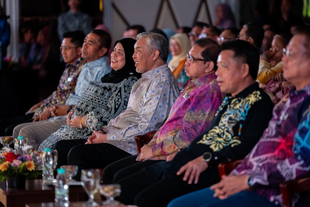 PUTRAJAYA, 2 APRIL -- Deputy Prime Minister Ahmad Zahid Hamidi has called for urgent and coordinated efforts to strengthen rural economic resilience as global uncertainties continue to impact Malaysia’s grassroots communities. Speaking during a recent session with citizens under the Ministry of Rural and Regional Development (KKDW), Zahid highlighted that escalating geopolitical tensions and rising global oil prices are placing significant strain on rural livelihoods. He noted that when oil prices surged to around USD115.55 per ton, subsidy costs rapidly increased from RM700 million to RM3.2 billion, creating a ripple effect across the nation. “This is not merely about figures. The consequences are deeply felt by over 8.1 million rural residents, including small-scale farmers, fishermen, gardeners, and Indigenous communities,” he said. Datuk Seri Dr. Ahmad  Zahid Hamidi emphasized that KKDW’s role is now more critical than ever, describing it as the “ultimate bastion” in ensuring rural communities remain resilient and continue to progress despite external economic shocks. He outlined a strategic response focused on addressing immediate cost pressures, reducing dependency on volatile global factors, and unlocking new growth opportunities by leveraging existing rural resources and strengths. “With a bold, structured approach and the collective commitment of all KKDW members, I am confident that our rural communities will not only endure but continue to thrive under any circumstances,” he added. -- Minutes MY / Igneseous Noris -- Photo: FB Zahid Hamidi