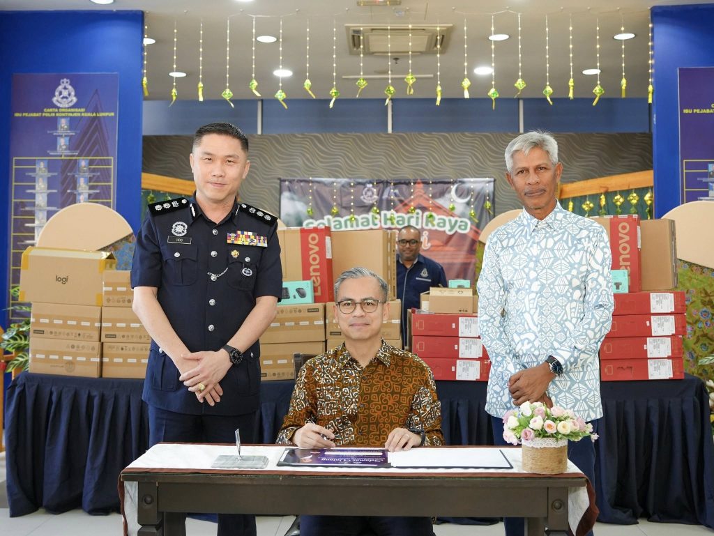 KUALA LUMPUR, 3 APRIL -- Minister of Communications, YB Datuk Ahmad Fahmi Fadzil yesterday officiated the Computer Contribution Programme at the Brickfields District Police Headquarters, aimed at enhancing digital capabilities within the police force. Held at the Brickfields IPD lobby, the ceremony was attended by Brickfields District Police Chief ACP Hoo Chang Hook, alongside division heads, station police chiefs, and representatives from the Kuala Lumpur contingent as well as the Malaysian Communications and Multimedia Commission. In his speech, YB Datuk Ahmad Fahmi highlighted that the contributed computers are intended to support the logistical needs of the police, particularly in strengthening their digital infrastructure and improving operational efficiency. “This initiative reflects the government’s commitment to advancing digitalisation within the Royal Malaysia Police, while enhancing the quality and efficiency of services delivered to the community,” he said. He added that the programme aligns with broader efforts to modernise public service systems and ensure that enforcement agencies are better equipped to meet current challenges. The event underscored strong collaboration between government agencies in promoting community safety and wellbeing, with officials noting the importance of continued cooperation in such initiatives. The ceremony concluded smoothly, symbolising the close relationship between the government and law enforcement, with hopes that the contribution will further strengthen policing operations and public service delivery. -- Minutes MY / Igneseous Noris -- Photo: Brickfields District Police