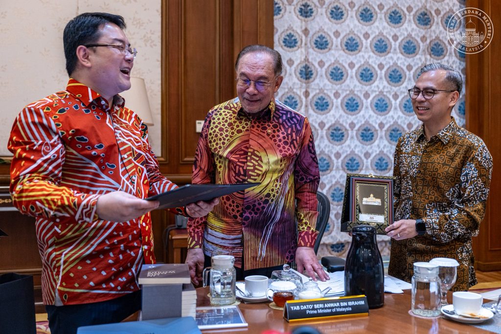 Malaysian Prime Minister Anwar Ibrahim today received a courtesy visit from senior leadership of Huawei, led by Asia Pacific Region President Terry He and Huawei Malaysia CEO Simon Sun, in a meeting that underscored the country’s commitment to advancing its digital transformation agenda. According to Anwar, the engagement provided an important platform for exchanging views on the future of Malaysia’s digital economy while reinforcing the long-standing strategic cooperation between the government and the global technology firm. He emphasized that the MADANI economic framework remains central to the government’s vision, particularly in strengthening public-private partnerships, accelerating the development of digital talent, and empowering local industries to remain competitive in an increasingly technology-driven world. “The government is committed to ensuring that technological advancements translate into inclusive and meaningful benefits for all Malaysians,” Anwar said, stressing that no segment of society should be left behind as the nation progresses in the digital era. The meeting reflects Malaysia’s ongoing efforts to position itself as a regional digital hub while fostering sustainable and inclusive economic growth through collaboration with global industry leaders. --Minutes MY/ Igneseous Noris --Photo: FB Anwar Ibrahim