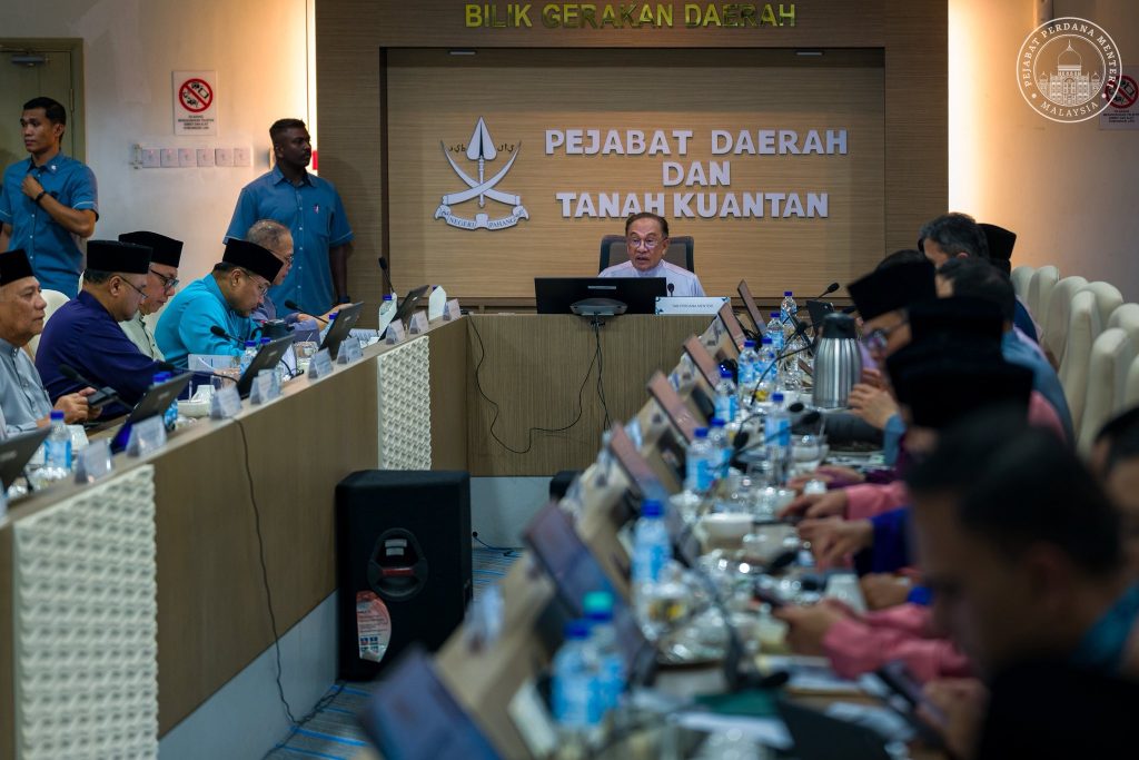 KUALA LUMPUR — Anwar Ibrahim has emphasized the need for caution in adjusting national policy implementation, particularly in addressing the economic impact of ongoing conflicts in the Gulf and West Asia. Speaking at the District Development Meeting in Kuantan — the sixth district he has visited — Anwar stressed that national defense and security measures have been strengthened to ensure the stability and well-being of both the government and the people. On the rising cost of living, the Prime Minister said the government is taking immediate and comprehensive steps to protect citizens from economic pressures in both the short and long term. He added that developments are being closely monitored from the outset to minimize direct impacts on the national economy. Anwar also called for stronger coordination between the Federal Government and the Pahang State Government, particularly in ensuring that small-scale projects under the Rolling Plan approved in the 13th Malaysia Plan (RMK13) are implemented without delay so that their benefits can be quickly felt by the public. Addressing land-related issues in project implementation, he assured that the Federal Government would provide effective solutions to assist the state in expediting approved projects and avoiding prolonged delays. During the meeting, Anwar was briefed on the progress of federal and state initiatives in Kuantan, including challenges such as rising construction material costs affecting schools, as well as drainage maintenance in flood mitigation areas and regions previously unaffected by floods. He also reviewed updates on public well-being indicators, including hardcore poverty, crime index trends, MADANI Village and School initiatives, the development of business stalls, and proposed community-focused (Cakna MADANI) projects. Highlighting the importance of grassroots economic support, Anwar stressed that priority should be given to upgrading and expanding facilities for small traders in Kuantan. He urged local authorities and the Ministry of Local Government Development (KPKT) to closely monitor the needs of stall operators to ensure they can conduct business more comfortably and increase their income, rather than focusing solely on large-scale or mega projects. In addition, he reiterated a Cabinet decision directing the Ministry of Education to expedite the preparation of additional classrooms for Year 1 students aged six and seven, ahead of the 2027 school intake, including in Kuantan. Concluding his remarks, Anwar called on the people of Pahang and Malaysians nationwide to pray for the country’s continued stability and resilience in facing ongoing economic challenges. --Minutes MY / Igneseous Noris --Photo: FB Anwar Ibrahim