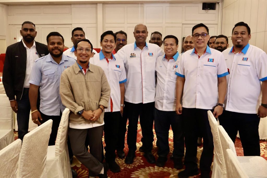 KUALA LUMPUR -- YB Datuk Seri R. Ramanan has called on party members to strengthen unity and enhance organisational readiness as People's Justice Party (PKR) gears up for the upcoming Johor state elections. Speaking at the Johor PKR Convention, Ramanan, who serves as the party’s Vice President, said the gathering was more than just a routine assembly, describing it as a crucial platform to reinforce unity, coordinate efforts, and reinvigorate the spirit of struggle among members at all levels. He said all party machinery across Johor must immediately update their preparations, strengthen internal structures, and ensure disciplined and well-organised operations to secure victory in the state polls. YB Ramanan, who accompanied Prime Minister and PKR President Anwar Ibrahim at the event, also highlighted Malaysia’s resilience amid global economic uncertainty. He noted that policies introduced under the MADANI Government have helped maintain the country’s economic and financial stability despite ongoing global challenges. At the same time, he urged party members to enhance grassroots communication and actively counter misinformation and false narratives that could undermine public confidence in the government. He stressed that accurate information and facts must be consistently communicated to the people. Emphasising that unity is the party’s greatest strength, Ramanan called on all members to remain loyal to the leadership and prioritise the party’s struggle over personal interests. “This fight requires commitment, loyalty, and sincerity from every member. With unity and confidence in our leadership, we can defend the people’s mandate and ensure the reform agenda continues for a better Malaysia,” he said, adding that PKR remains a shared home for all its members. --Minutes MY / Igneseous Noris --Photo: FB Ramanan Ramankrishnan