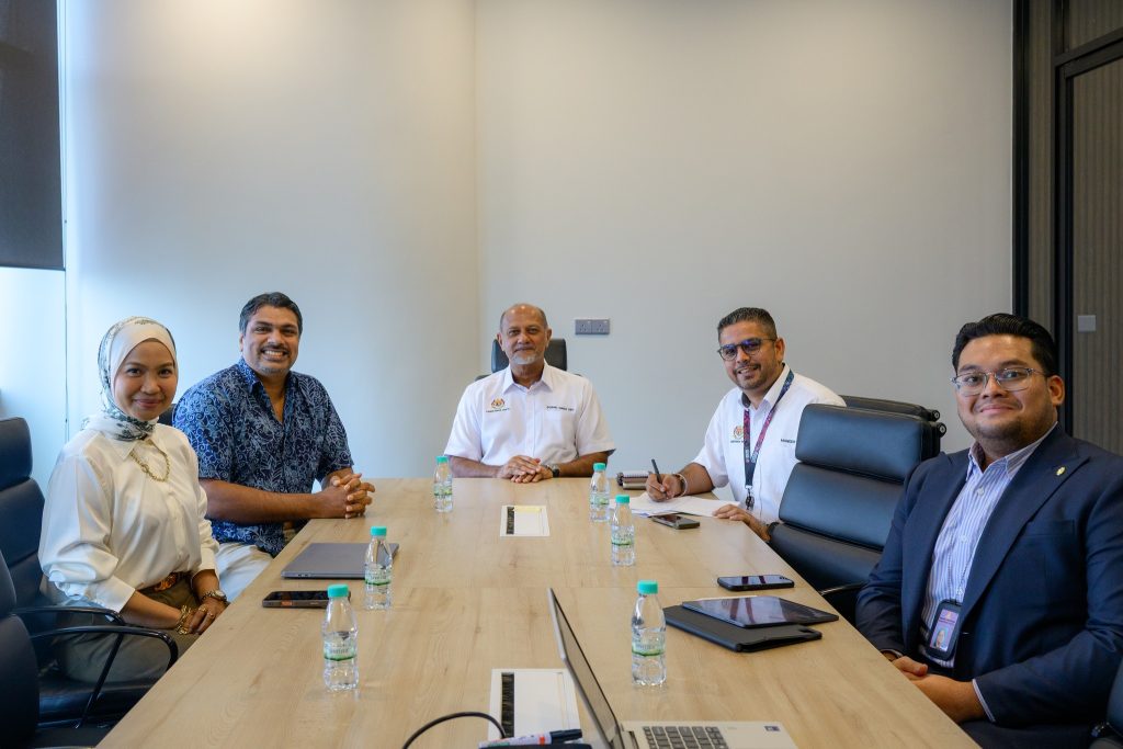 KUALA LUMPUR, April 1 — Malaysia’s fintech sector continues to gain momentum as a key driver of the nation’s digital economy, with industry leaders highlighting ongoing efforts to accelerate innovation and financial inclusion. During a recent engagement, Sheyantha Abeykoon, Group Chief Executive Officer of Boost Holdings, and Ungku Liza, Deputy CEO of Boost Bank, presented the latest developments and strategic initiatives undertaken by the digital bank in advancing the fintech landscape. The session underscored the growing importance of fintech in propelling Malaysia’s digital economy to greater heights, particularly in enhancing accessibility, efficiency, and innovation within the financial ecosystem. Efforts by Boost Bank were positively received, with recognition given to its role in delivering tangible impact across the sector. Its initiatives are seen as contributing significantly to expanding digital financial services and supporting broader economic growth. The engagement reflects continued collaboration between stakeholders to ensure Malaysia remains competitive in the rapidly evolving global fintech space, while fostering a more inclusive and resilient digital economy.