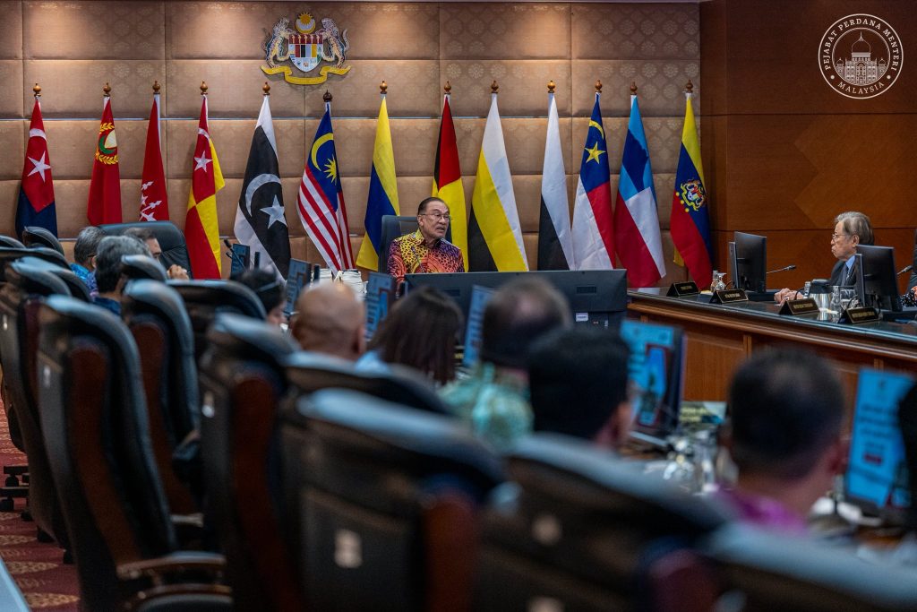 Prime Minister Anwar Ibrahim today emphasized that the Special Meeting with Chief Ministers has become a crucial platform for addressing the global energy crisis ongoing conflict in West Asia. He stated that the government’s approach is firmly grounded in data and current realities, enabling both federal and state leaders to act in a coordinated, integrated manner while fully understanding the challenges faced. The meeting ensures alignment between all levels of government in responding effectively to the evolving situation. According to Anwar, the MADANI Government is actively conducting careful and comprehensive scenario planning to manage various potential outcomes, with a key priority on safeguarding the continuity of the nation’s energy supply under all circumstances. “The focus remains clear and unwavering—to ensure supply stability, mitigate the pressure of rising prices, and protect citizens from the immediate impact of the crisis,” he said. He added that every measure taken by the government is guided by responsibility and consideration, with the welfare of the rakyat placed at the forefront through practical and effective support initiatives. The Prime Minister also highlighted the importance of continued engagement with key stakeholders, including industry players and Small and Medium Enterprises (SMEs), to ensure that all strategies are comprehensive, balanced, and deliver high impact. Anwar underscored that strong cooperation between the Federal Government and state administrations remains central to the nation’s resilience. “I am confident Malaysia will remain steadfast, resilient, and capable of protecting its people under any circumstances,” he affirmed. -- Minutes MY / Igneseous Noris --Photo: FB Anwar Ibrahim