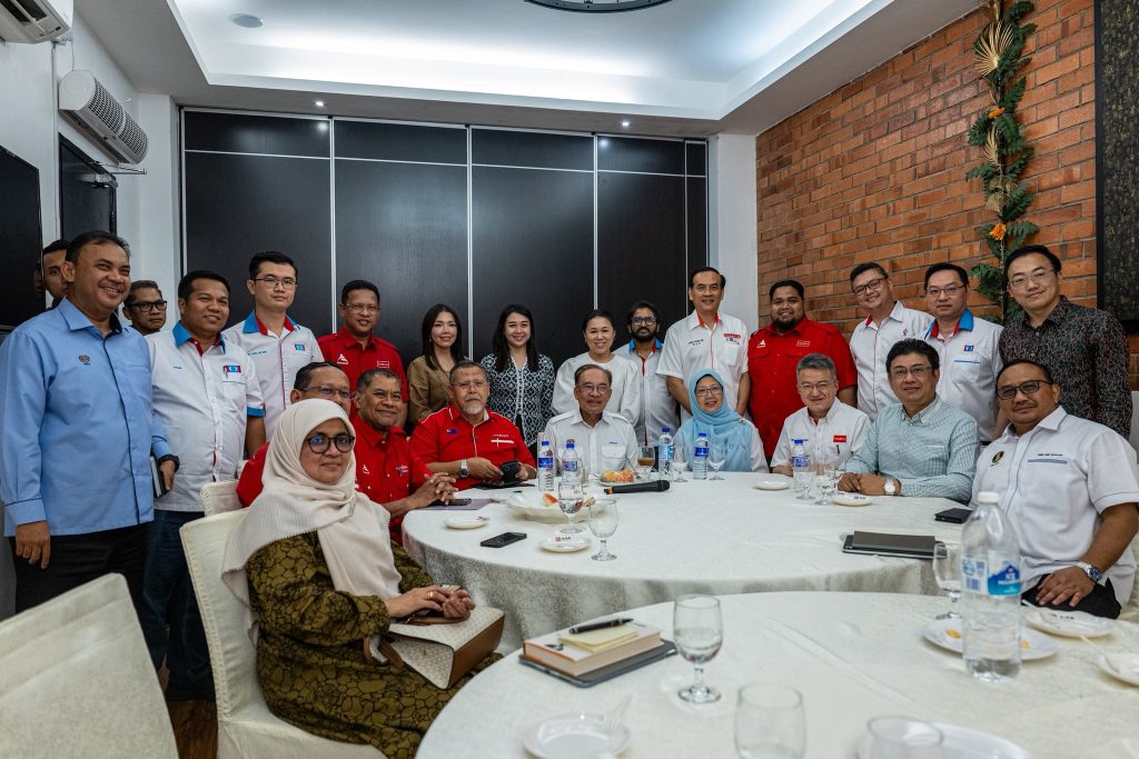 KUALA LUMPUR, 6 APRIL – Prime Minister and People's Justice Party (PKR) President Anwar Ibrahim called on party members in Johor to reinforce unity and remain committed to the reform agenda during the Johor State PKR Convention. Addressing party delegates, Anwar stressed that PKR Johor must continue to strengthen the spirit of togetherness across all levels, regardless of rank, in order to remain a mature and disciplined political force firmly rooted in its founding reform principles. He noted that Johor has produced many leaders entrusted as Members of Parliament, carrying the voice of the people, particularly on pressing issues such as the rising cost of living. He urged these leaders to fully honour that trust by focusing on grassroots engagement and public service, rather than personal interests. Touching on current global challenges, including the ongoing crisis in West Asia, Anwar called on party members to actively communicate and clarify the government’s efforts in safeguarding public welfare. He highlighted measures undertaken by the MADANI Government, including targeted fuel subsidies, ensuring sufficient supply of essential goods, and ongoing initiatives to strengthen Malaysia’s economic resilience to remain stable and competitive. At the same time, he emphasised that all policies and initiatives must effectively reach the people and deliver tangible benefits, without deviating from their original objectives. Anwar underscored the crucial role of party machinery at all levels as a bridge between the government and the rakyat. He said they must ensure accurate information is conveyed, help ease public concerns, and strengthen confidence in the country’s direction amid challenging times. --Minutes MY / Igneseous Noris --Photo: FB Anwar Ibrahim