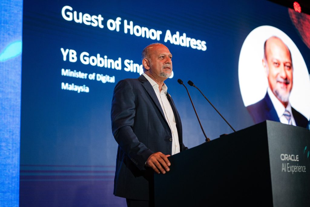 Kuala Lumpur, April 3, 2026 — Digital Minister Gobind Singh Deo today announced the launch of the Oracle Skills Development Initiative (SDI), a major effort to equip 300,000 Malaysians with artificial intelligence (AI) and digital technology skills at no cost. The initiative, unveiled at Oracle AI Experience Live 2026, is a collaboration between Oracle Corporation and MyDIGITAL Corporation. It targets both students and working professionals, offering globally recognised certifications to boost employability and long-term career development. According to Gobind Singh Deo, the programme is designed to support Malaysia’s workforce transformation as the country accelerates its digital economy ambitions. “This initiative reflects our commitment to developing future-ready talent. By providing access to high-quality training and certification, we are ensuring Malaysians are well-prepared to compete in an increasingly digital and AI-driven global economy,” he said. Under the programme, participants will receive more than 200 hours of structured learning and certification pathways over a three-years period, with a targeted impact timeline leading up to 2029. The training will cover a wide range of in-demand technologies, including Oracle Cloud Infrastructure (OCI), OCI Generative AI, OCI Data Science, Oracle APEX, OCI DevOps, and OCI Security. Participants can access the programme free of charge through Oracle MyLearn, a comprehensive learning platform developed by Oracle University. Gobind emphasised that talent development and empowerment remain central to Malaysia’s aspiration of becoming an AI-driven nation by 2030. “Investing in people is key to achieving our national vision. Initiatives like SDI will play a vital role in building a skilled, resilient, and competitive workforce for the future,” he added. --Minutes MY / Igneseous Noris