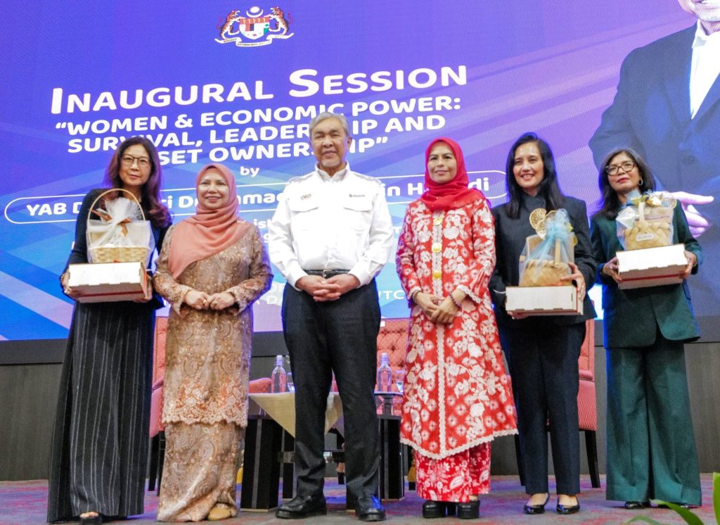 KUALA LUMPUR — Deputy Prime Minister Ahmad Zahid Hamidi has called for stronger efforts to empower women as key drivers of the nation’s economic growth, amid ongoing global uncertainties. Speaking at the launch of the Voices of HER forum this afternoon, Ahmad Zahid said the platform brings together various stakeholders to engage in meaningful discussions on the role of women in strengthening the country’s economy. He подчеркнул that women play a significant role not only in building families and empowering communities, but also in contributing to national economic development. “However, participation alone is not enough. Women must be given the space, opportunities, assets, and decision-making power to ensure they are truly empowered and capable of leading,” he said. Ahmad Zahid noted that in the current climate of global economic uncertainty—impacting the cost of living and domestic economy—women face increasing challenges, both as household financial managers and as contributors to the broader economy. In this regard, he stressed that efforts to uplift women must be intensified through improved access to financing, skills development programmes including Technical and Vocational Education and Training (TVET), as well as greater exposure to digital platforms. He added that women should also be given more opportunities to expand their businesses and enhance competitiveness in an increasingly dynamic economic landscape. Ahmad Zahid expressed confidence that with strong collaboration and a comprehensive approach, Malaysia can build a more inclusive, fair, and sustainable economic ecosystem. “We want to ensure that women are not merely participants, but leaders in the nation’s economic development,” he said. He added that such initiatives will continue to be strengthened to secure a more resilient and prosperous future for the country. --Minutes MY / Igneseous Noris --Photo: FB Zahid Hamidi