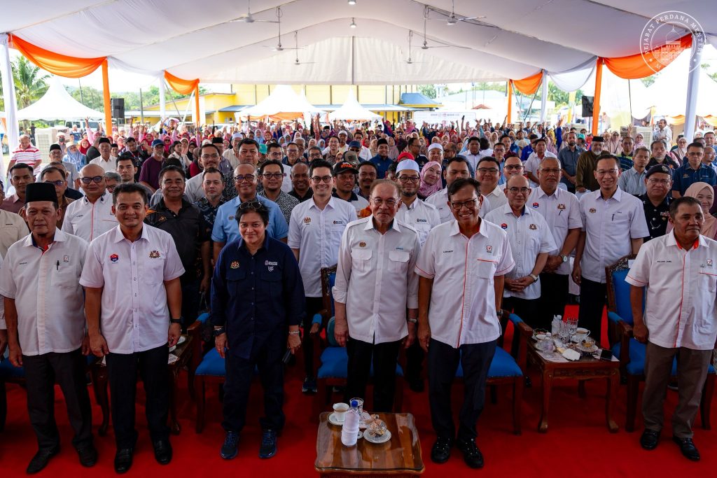 KUALA LUMPUR, 6 APRIL -- PM Anwar Ibrahim visited Felda Semenchu to meet with members of the FELDA community, reaffirming the government’s commitment to ensuring that settlers remain a key pillar of the nation’s development. During the visit, PM Anwar stressed that the Federal Land Development Authority (FELDA) must not be sidelined in the country’s development trajectory. He emphasized the need to continuously improve basic facilities, particularly healthcare services, including plans to enhance dialysis centre capabilities to better serve local residents. The Prime Minister highlighted that the welfare of the people, especially settlers, remains central to Malaysia’s economic strength and national progress. He also addressed current global challenges, including the ongoing crisis in West Asia, assuring that the MADANI Government will continue to prioritise the rakyat’s interests while navigating uncertain global conditions. PM Anwar urged FELDA residents to stay informed about current developments and to support government initiatives aimed at maintaining national stability and resilience. Before concluding his visit, he announced a special allocation of RM500,000 for the repair and upgrading of essential facilities in Felda Semenchu, including schools and mosque infrastructure, to improve the comfort and well-being of the local community. --Minutes MY / Igneseous Noris --Photo: FB Anwar Ibrahim