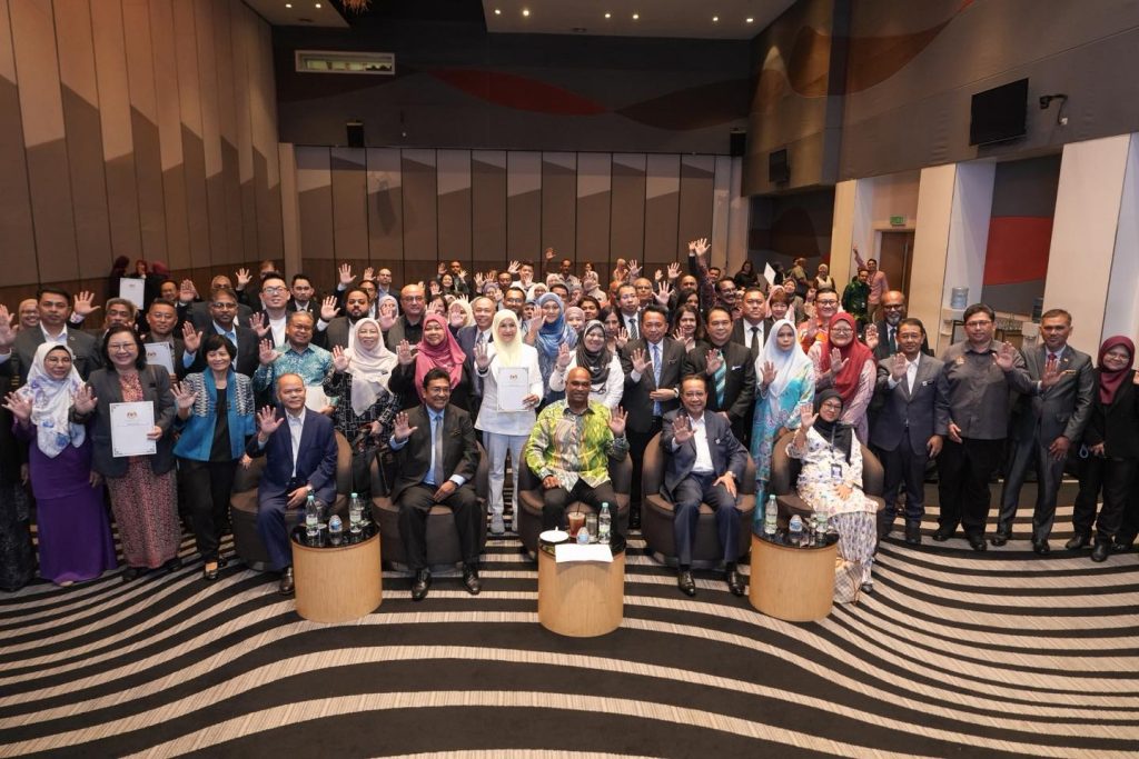 KUALA LUMPUR, April 3 — Deputy Minister R. Ramanan today announced the successful completion of the Watikah Submission Ceremony and Certificate of Appointment for members of the Gig Workers Tribunal (TPG) and the Gig Consultative Council (MPGiG), marking a significant milestone in the implementation of the Gig Workers Act 2025. The Act, which came into force on March 31, 2026, represents a major step forward in safeguarding the welfare of Malaysia’s estimated 1.64 million gig workers while ensuring fair treatment for platform provider entities. Ramanan emphasized that the appointments carry not only administrative duties but also a profound responsibility. “This is not merely a task, but a great mandate to ensure that every negotiation is conducted consistently, guided by the principles of comprehensive justice—protecting gig workers while maintaining fairness for platform providers,” he said. He noted that Malaysia is positioning itself as one of the earliest countries in Asia to introduce a dedicated legislative framework tailored to the rapidly evolving gig economy, reflecting the nation’s commitment to adapting to changing employment trends. The newly established Gig Workers Tribunal will serve as a platform for faster, collective, and equitable dispute resolution. Meanwhile, the Gig Consultative Council (MPGiG) will play a critical role in shaping policies, including proposals for minimum income rates and enhanced protection standards for gig workers. Ramanan expressed confidence in the appointed members, highlighting their expertise and commitment to building a more inclusive and sustainable ecosystem. “I believe that through their dedication, we can create a fair, inclusive, and sustainable gig economy. The principle guiding us is clear: we are here to facilitate, not to frustrate,” he said. He added that the MADANI government remains steadfast in its commitment to ensuring that Malaysia’s employment landscape continues to be progressive, competitive, and just for all. Ramanan concluded by congratulating all appointees and thanking them for their willingness to shoulder the responsibility on behalf of gig workers nationwide.