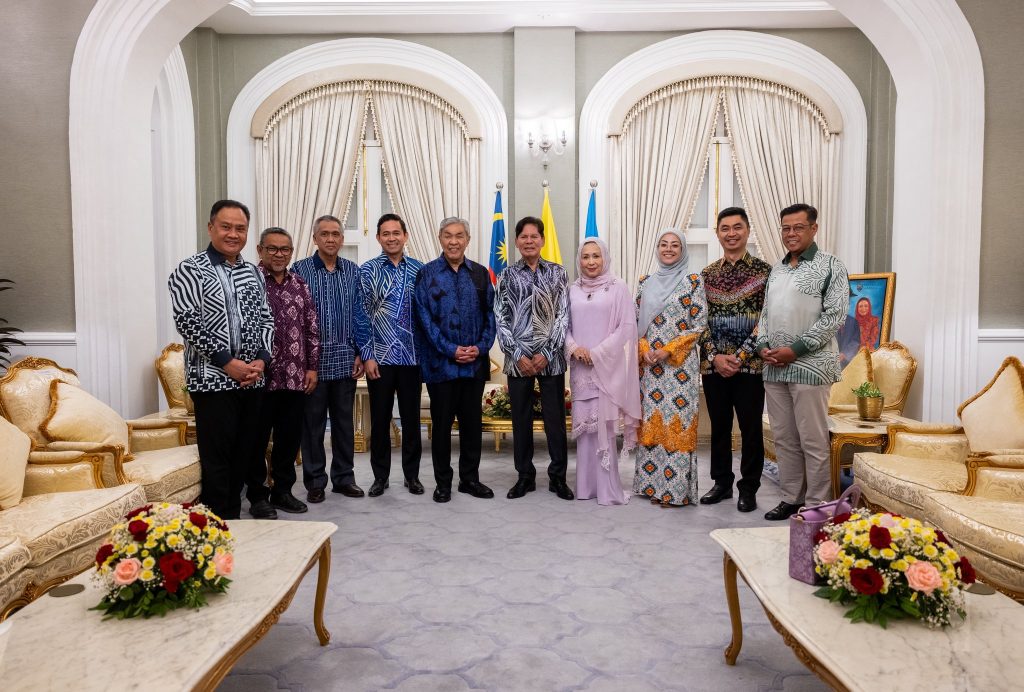 GEORGE TOWN, April 7 — Deputy Prime Minister Ahmad Zahid Hamidi paid a courtesy visit to the Yang di-Pertua Negeri of Penang, Ramli Ngah Talib, during a dinner held at the official residence, Sri Mutiara, last night. Zahid described the meeting as meaningful, noting that both leaders had the opportunity to exchange views on various matters, particularly in relation to strengthening development efforts and enhancing the well-being of the people. “I truly appreciate the insights and experiences shared by Tun, which provide valuable perspective and inspiration in our continuous efforts to advance development and ensure the welfare of the rakyat,” he said in a statement. He also expressed his prayers for the Penang Governor’s continued good health and well-being, while voicing confidence in his leadership. “May his leadership continue to bring prosperity and harmony to the people of this state,” Zahid added. The meeting reflects ongoing engagement between federal leadership and state institutions aimed at fostering cooperation and ensuring inclusive progress across the country. --Minutes MY / Igneseous Noris --Photo: FB Zahid Hamidi