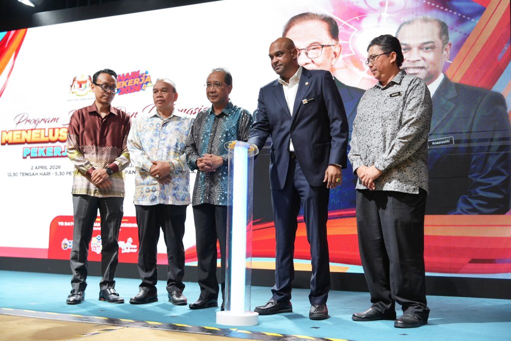Kuala Lumpur, April 3, 2026 — Deputy Minister of Human Resources, YB Ramanan, today officially inaugurated the Talk and Share Programme: Traversing May 1, 2026 – KESUMA Workers of the Nation, marking a key step in the government’s ongoing efforts to strengthen Malaysia’s employment ecosystem ahead of this year’s National Workers’ Day celebration. Speaking at the launch, YB Ramanan described the programme as a strategic platform designed to unite government representatives, employers, and employees in a constructive dialogue space. He emphasized that such engagement is crucial to ensure that policies and initiatives are grounded in current realities and reflect the actual needs of stakeholders across the nation’s labor landscape. “Workers are the backbone of our economic stability and growth. Their welfare must be continuously safeguarded through inclusive policies, comprehensive social protection, and balanced, trust-based corporate relationships,” he said. The initiative aligns with the aspirations of MADANI Malaysia, with the government reaffirming its commitment to sustainable and meaningful economic growth. This includes a strong focus on improving job quality, ensuring worker welfare, and creating fair opportunities for all segments of the workforce. YB Ramanan also highlighted several ongoing and upcoming initiatives led by the Ministry of Human Resources (KESUMA). Among them is the enforcement of the Gig Workers Act 2025, aimed at protecting more than 1.6 million gig workers nationwide. Additionally, the development of the PERKESO Traveler Scheme seeks to enhance protection for cross-border workers, while continued efforts are being made to strengthen support systems for women in the workforce, particularly in maternity protection. He expressed hope that the May 1 Monitoring Programme would serve as a catalyst for stronger collaboration among all parties involved. “This initiative is not just a programme, but a platform to build mutual understanding and cooperation. Together, we can shape a more resilient, inclusive, and competitive future for Malaysia’s workforce,” he added.