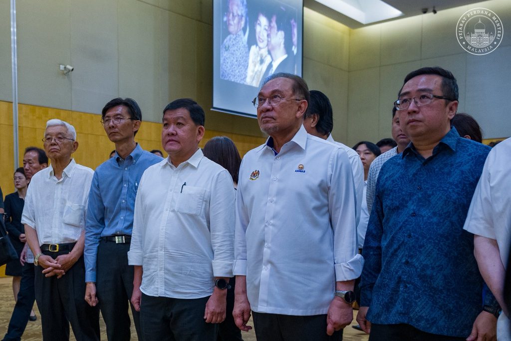 KUALA LUMPUR, 7 APRIL -- Prime Minister Anwar Ibrahim today paid his last respects to former Transport Minister and MCA Life Honorary President, Ling Liong Sik, who has passed away. During his visit, he also took the opportunity to meet with the late leader’s family members to personally convey his condolences and share in their grief over the loss of a highly respected figure. He described Ling Liong Sik as a leader who made significant contributions not only to MCA but also to the nation as a whole, particularly in advancing the transportation sector. The Prime Minister further expressed his deepest appreciation for the late leader’s dedication and leadership, noting that his legacy will continue to be remembered and serve as an inspiration for future generations. --Minutes MY / Igneseous Noris --Photo: FB Anwar Ibrahim