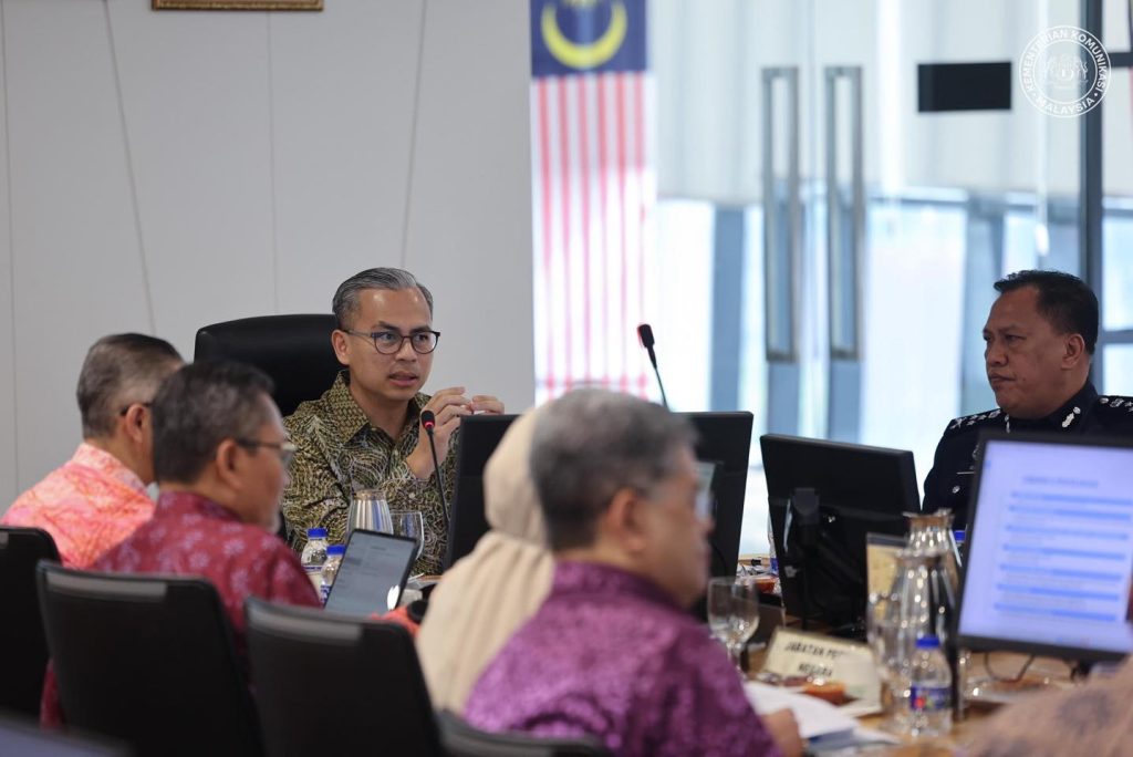 KUALA LUMPUR, 10 APRIL — Communications Minister Fahmi Fadzil today chaired a Strategic Coordination Meeting on Tackling Scam Issues at Angkasapuri, Kota Media, as authorities intensify efforts to combat the growing threat of online fraud. The meeting focused on rising trends in online scam risks and their financial impact, particularly involving online fraud and non-existent investment schemes, which have shown a significant increase annually since 2023. Participants agreed on several immediate measures, including enhanced data sharing, strengthening investigation and prosecution processes, and improving the legal framework. Efforts will also be made to reinforce staffing at the National Scam Response Centre (NSRC) to boost response capabilities. According to figures presented at the meeting, online scam cases alone recorded losses exceeding RM134 million in 2026, while non-existent investment scams accounted for more than RM188 million in losses within just the first three months of the year. Fahmi urged Malaysians to remain vigilant against online scam tactics by verifying information through legitimate sources. He cautioned the public against being easily deceived by offers that appear too good to be true and stressed the importance of protecting oneself and family members. Victims or those suspecting scams are advised to immediately report to the NSRC via the hotline 997. The meeting was attended by Communications Ministry Secretary-General Datuk Abdul Halim Hamzah, Commercial Crime Investigation Department (CCID) Director at Bukit Aman Rusdi Mohd Isa, as well as senior officials from the Ministry of Finance, Ministry of Home Affairs, Attorney General’s Chambers, Bank Negara Malaysia, National Security Council, National Cyber Security Agency, Malaysian Communications and Multimedia Commission, Securities Commission Malaysia, National Financial Crime Prevention Centre, NSRC, representatives from the banking industry, and telecommunications companies. -- Minutes MY / Igneseous Noris -- Photo: FB Fahmi Fadzil