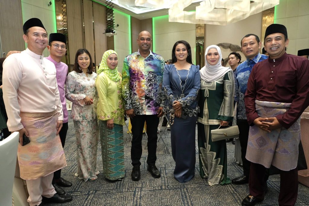 KUALA LUMPUR — Minister of Human Resources R. Ramanan attended the Media Prima Aidilfitri Open House event yesterday afternoon after completing his official duties at the ministry. YB Ramanan said he was pleased to accept the invitation from the Chairman of Media Prima Berhad, Syed Hussian Syed Junid, to join the lively and well-organised celebration. The event was further graced by the presence of Tengku Sulaiman Shah Al-Haj, along with Cabinet ministers and heads of various government departments and agencies. He extended his heartfelt congratulations to all Media Prima staff for successfully organising what he described as a prestigious event. YB Ramanan also expressed hope that Media Prima will continue to grow as a dynamic, credible, and authoritative media platform within the national communications landscape. -- Minutes MY / Igneseous Noris -- Photo: FB Ramanan Ramakrishnan