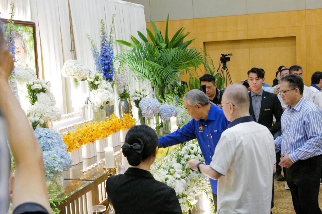 KUALA LUMPUR, April 8 — Deputy Prime Minister Ahmad Zahid Hamidi yesterday paid his last respects to the late Ling Liong Sik, describing his passing as a great loss not only to his family but to the entire nation. After completing his official duties in Putrajaya, Zahid made his way to Kuala Lumpur to honour the former president of the Malaysian Chinese Association, who he said had made immense contributions to the country’s development and unity. “This loss is deeply felt not only by his family but also by Malaysians from all walks of life,” he said. Zahid shared that Ling was one of his mentors outside of United Malays National Organisation, noting that he had learned valuable lessons from the late leader’s political journey. “He taught me the importance of strong relationships between United Malays National Organisation, Malaysian Chinese Association and Malaysian Indian Congress — relationships built on a spirit of family, togetherness and consensus,” he said. He added that these values continue to guide his leadership and form the foundation of ongoing efforts to strengthen unity within the ruling coalition. Zahid emphasised that Ling’s service and contributions would remain etched in the nation’s history, transcending generations. “His passing is not only mourned by MCA and the coalition, but also marks a significant moment in the country’s historical journey,” he said. He also extended his condolences to the bereaved family, praying for their strength and perseverance during this difficult time. --Minutes MY / Igneseous Noris --Photo: FB Zahid Hamidi
