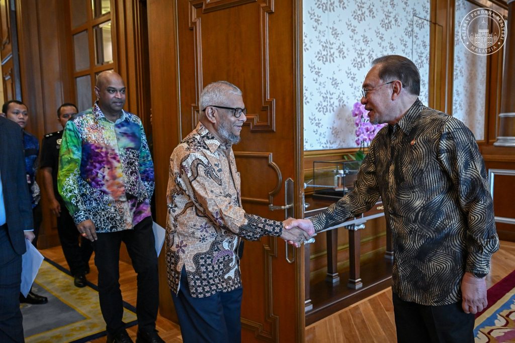 PUTRAJAYA, 10 APRIL — Malaysia and Bangladesh have reaffirmed their commitment to strengthening bilateral relations, particularly in labour cooperation and shared interests, following a courtesy call by a Bangladeshi delegation in Putrajaya today. Prime Minister Datuk Seri Anwar Ibrahim said he received Bangladesh’s Minister of Labour and Employment, Ariful Haque Choudhury, along with the Prime Minister’s Advisor, Dr Mahdi Amin. According to Anwar, the meeting provided a platform to discuss various aspects of bilateral cooperation as well as issues of mutual concern between the two countries. During the meeting, he also reiterated his congratulations to Tarique Rahman on his appointment as Prime Minister of Bangladesh on February 17, and once again extended an invitation for him to visit Malaysia in the near future to further strengthen existing ties. On labour cooperation, Anwar stressed Malaysia’s commitment to continue safeguarding the welfare of hundreds of thousands of Bangladeshi workers in the country, particularly in the construction and manufacturing sectors. At the same time, he highlighted the need to reduce the cost of hiring foreign workers and urged the Bangladesh government to consider measures to lower these costs for the well-being of workers. “God willing, the Malaysia–Bangladesh friendship will continue to be strengthened, grounded in mutual trust and shared benefits,” he said. -- Minutes MY / Igneseous Noris -- Photo: FB Anwar Ibrahim