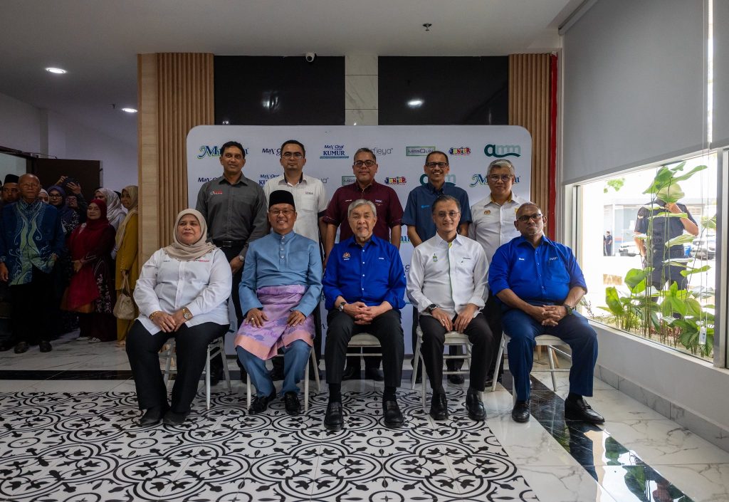 KUALA LUMPUR, April 7 — Deputy Prime Minister Ahmad Zahid Hamidi emphasised the importance of product diversification in empowering Malaysia’s halal industry following his visit to the Al-Meswak Mu’min Factory. The visit took place after the groundbreaking ceremony of the PERDA Halal Park, where Zahid observed first-hand the role of industry players in supporting the nation’s halal ecosystem. He expressed satisfaction with the factory’s progress, noting that it has responded well to the government’s call to expand halal offerings beyond traditional food and beverage products. “I am pleased to see developments like this. The factory has clearly embraced efforts to diversify halal products into other high-potential segments,” he said in a statement. Zahid stressed that the halal industry must continue to evolve in a broader and more innovative direction to remain competitive and penetrate larger global markets. “This is the direction we must take — a more dynamic and forward-looking halal industry,” he added. He also highlighted the importance of close collaboration between industry players and government agencies to ensure continued growth and global reach for local halal products. “Insya-Allah, through strong cooperation, our local halal products will be able to go further and compete internationally. Let us continue to support locally produced halal goods,” he said. --Minutes MY / Igneseous Noris --Photo: FB Zahid Hamidi