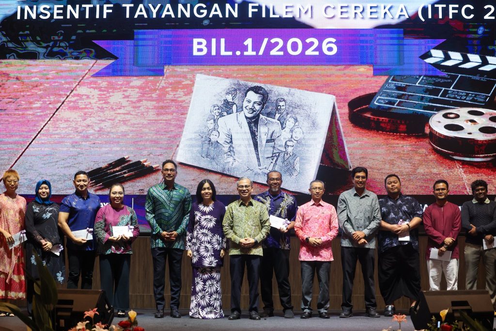 KUALA LUMPUR — The MADANI Government has rolled out several new incentives as part of its continued commitment to safeguarding the welfare of industry players and ensuring the sustainability of Malaysia’s creative sector yesterday. Communications Minister Fahmi Fadzil said the initiatives include a collaboration between the National Film Development Corporation Malaysia (FINAS) and the Malaysian Department of Insolvency, aimed at reducing financial burdens and improving the well-being of creative industry practitioners. He added that a RM10 million Dana Citra fund has also been launched to support the development of content rooted in national identity, including feature films, documentaries, and short films. Fahmi stressed that the government’s message is clear — it will continue to support artists, creative practitioners, and all those involved in the creative and film industries. He noted that government assistance goes beyond funding and allocations, extending to legal support for individuals facing bankruptcy issues. Fahmi also expressed appreciation to Azalina Othman Said, Minister in the Prime Minister’s Department (Law and Institutional Reform), for her cooperation in making the initiative possible. He said the collaboration between FINAS and the Department of Insolvency, formalised in conjunction with the Hari Seniman 2026 celebration, is expected to help affected artists and industry players recover and continue producing creative works. -- Minutes MY / Igneseous Noris -- Photo: FB Fahmi Fadzil