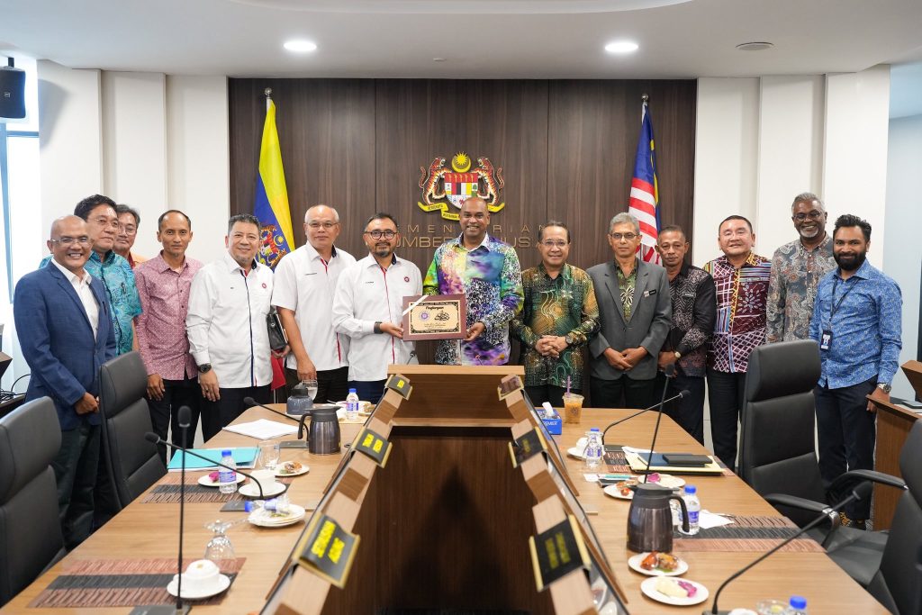 KUALA LUMPUR, 10 April -- Minister of Human Resources R. Ramanan reaffirmed the government’s commitment to strengthening strategic cooperation with the Malay business community following a meeting with a delegation from the Dewan Perniagaan Melayu Malaysia (DPMM). The delegation was led by its President, Norsyahrin Hamidon, in what was described as a meaningful and constructive discussion. According to Ramanan, the meeting provided an important platform to exchange views on enhancing collaboration between the government and the Malay entrepreneurial community, particularly in expanding access to training facilities and strengthening strategic partnerships between ministries and business chambers. “The views, proposals, and aspirations shared by DPMM are greatly appreciated and will be taken into consideration in shaping more effective policies and initiatives,” he said. He also stressed that the commitment of the Kerajaan MADANI remains clear in ensuring that the empowerment of the local workforce continues to be strengthened in an inclusive, sustainable, and high-impact manner. He added that these ongoing efforts are crucial in supporting stronger economic growth and delivering broad-based benefits to the people. --Minutes MY / Igneseous Noris --Photo: FB Ramanan